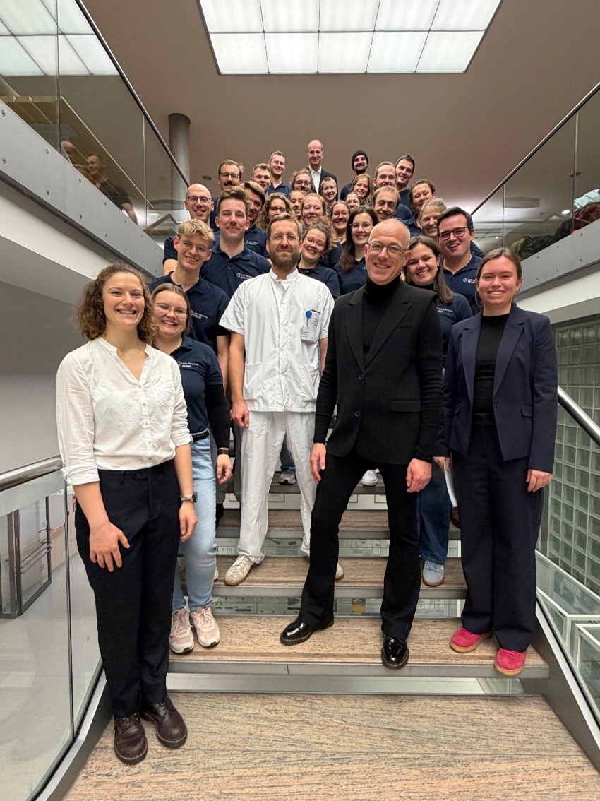 25 Jahre AGN: Die aktuellen Tutoren, Prof. Wurmb (ärztlicher Leiter der AGN), Dr. Andreas Schoefinius (Gründungsmitglied der AGN) und Dr. Michael Schultheiß (ehemaliger AGN-Leiter) bei der Jubiläumsveranstaltung. Foto: UKW