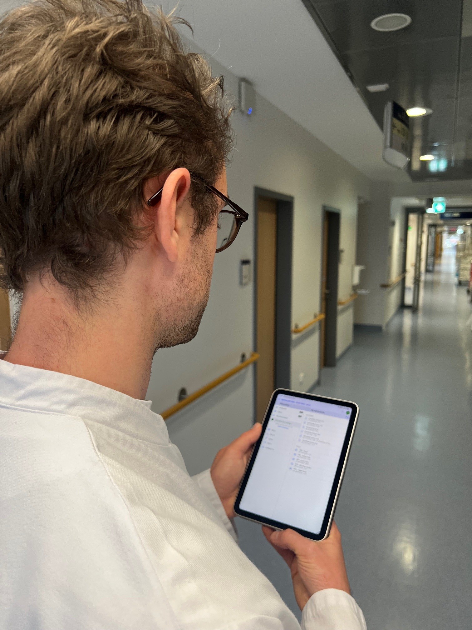 Bildzeile: Alles auf einen Blick: Die am UKW entwickelte App bietet eine jederzeit verfügbare, mobile Sicht auf klinische Informationen aus dem SAP-basierten Krankenhausinformationssystem i.s.h.med und erlaubt die direkte digitale Dokumentation. Foto: UKW / S. Dreising