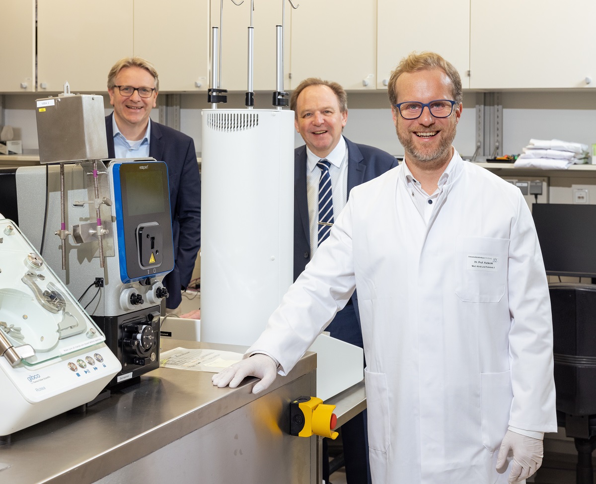 Dr. Ulf Grawunder, CEO von T-CURX, Christian Söllner, Leiter Recht und Mitglied des Beirats, und Mitgründer Prof. Dr. Michael Hudecek stehen im Labor und lachen in die Kamera.