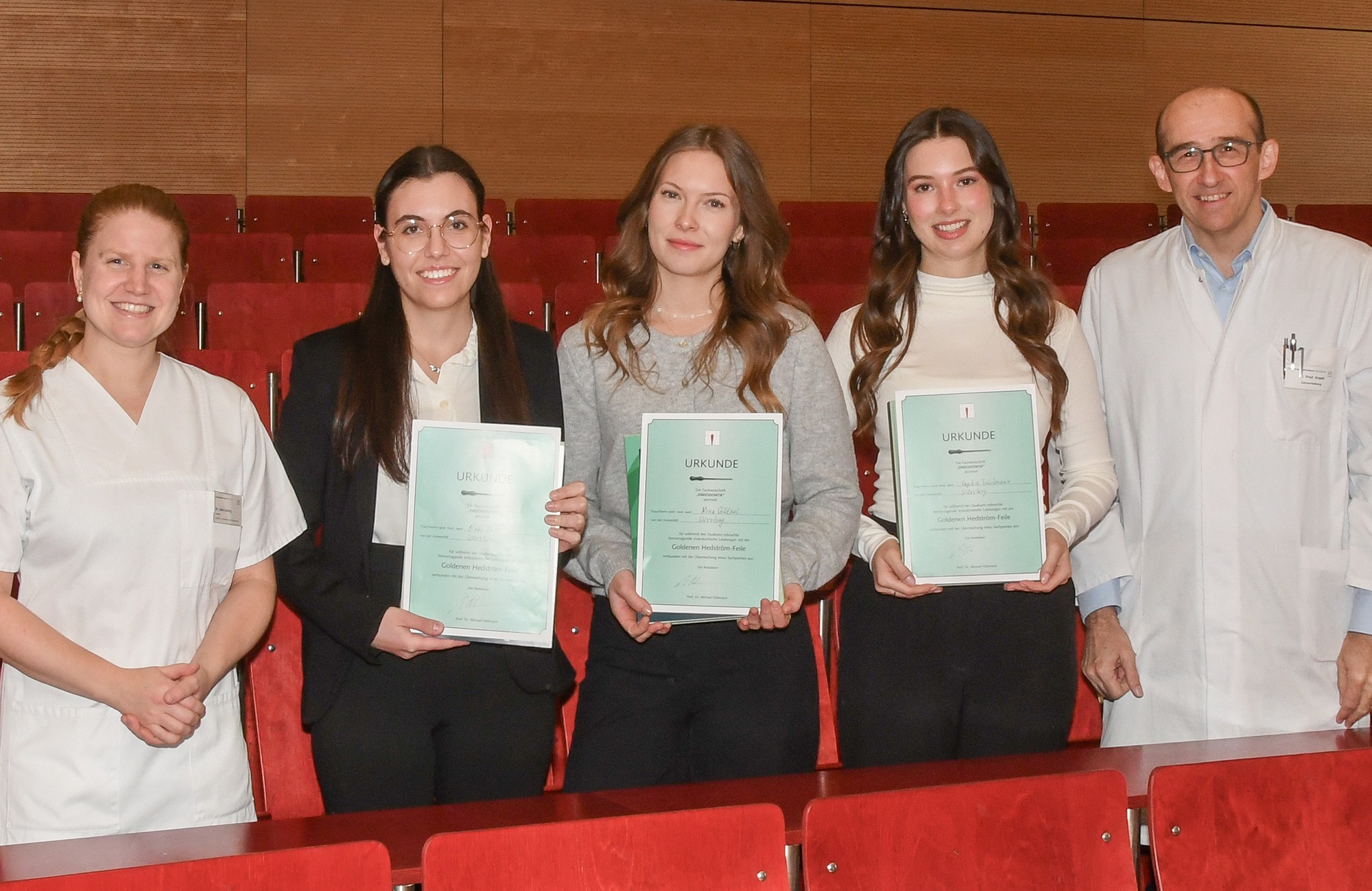 In der Mitte die drei Preisträgerinnen Medi Biberova, Nina Stützel und Sophie Bruchmann (von links), umrahmt von Dr. Julia Ludwig und Prof. Dr. Gabriel Krastl vom Zentrum für Zahn-, Mund- und Kiefergesundheit des Uniklinikums Würzburg. Foto: UKW