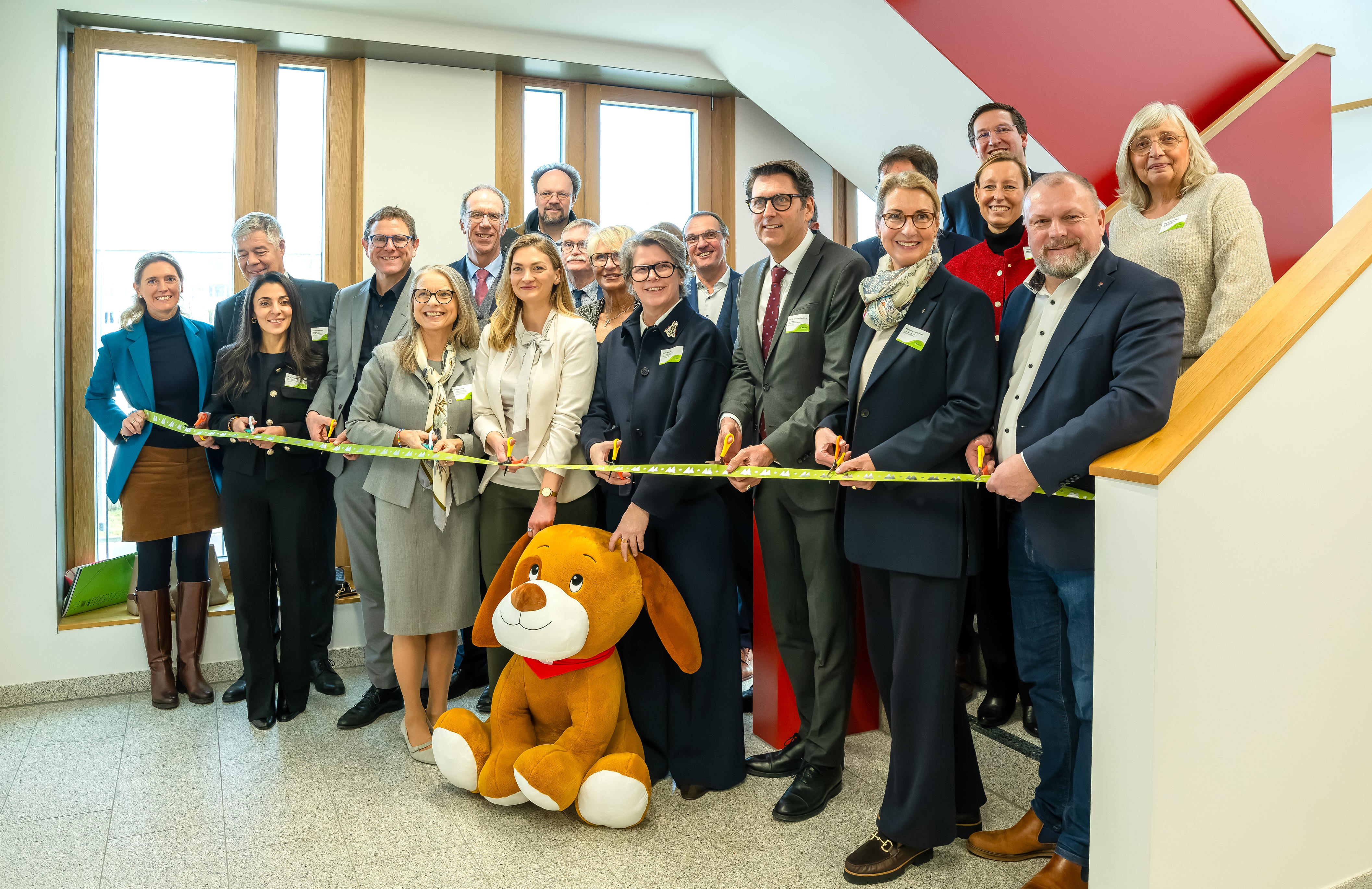 Ein Haus, das Kindern zuhört, sie schützt und ihnen Halt gibt: Mit einer feierlichen Zeremonie wurde am Donnerstag das Childhood-Haus Würzburg am Hubland eröffnet.  Foto: Katrin Heyer
