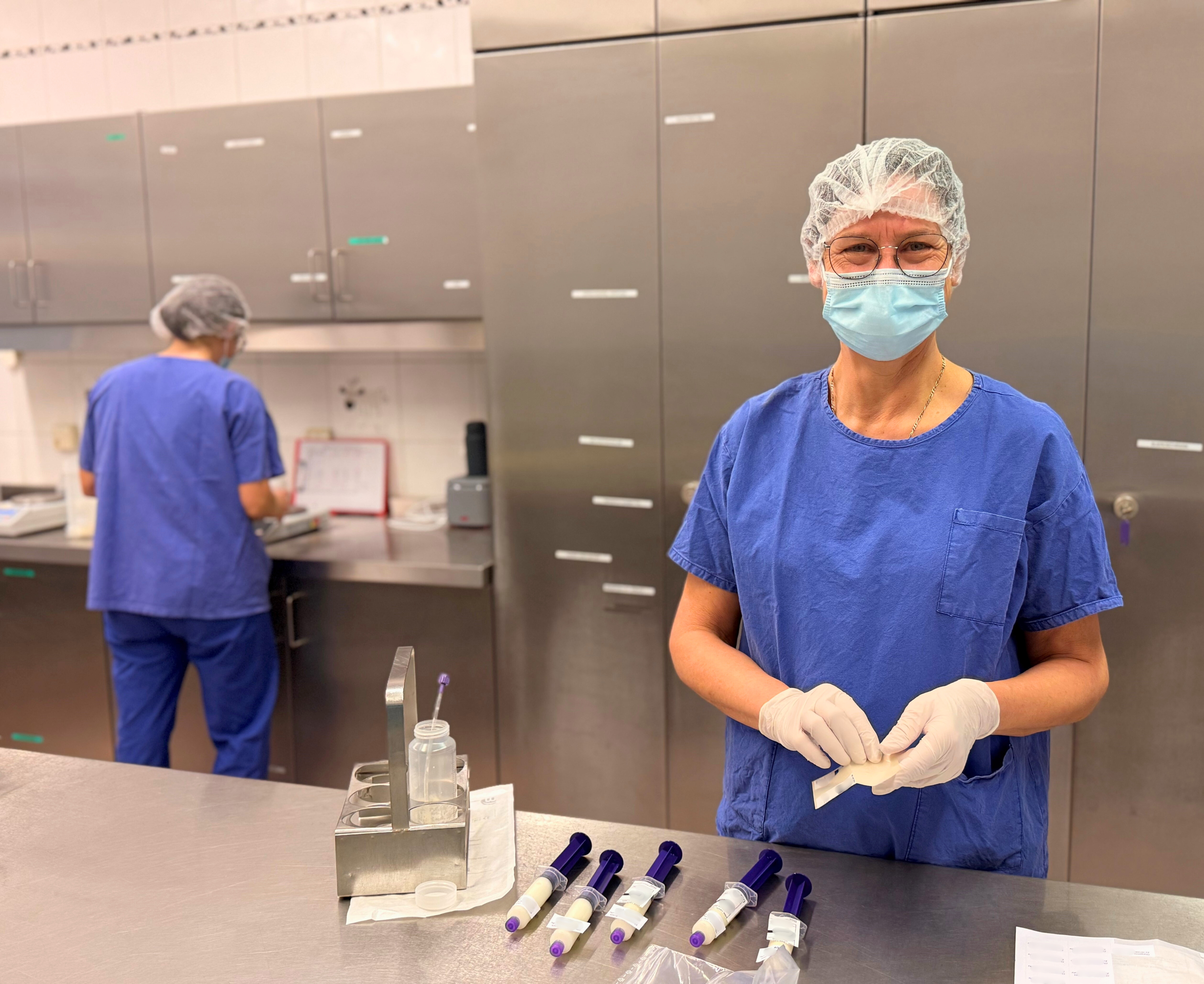 Pflegekräfte bereiten die gespendete Muttermilch unter strengsten Hygienevorgaben auf