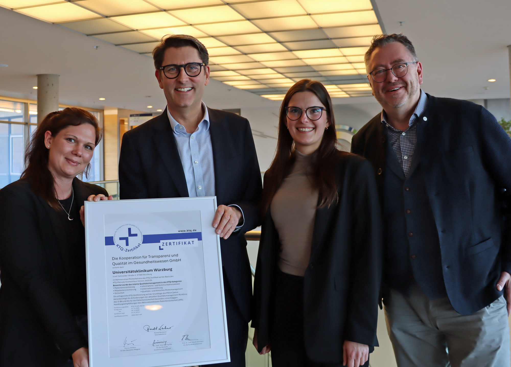 Überreichung der Rezertifizierungsurkunde bei der Dankesveranstaltung.