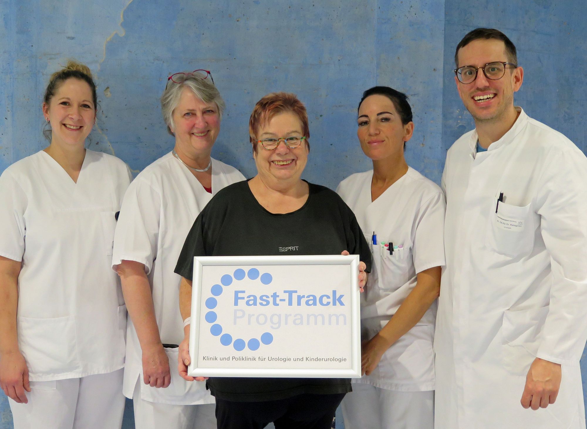 Patientin eingerahmt von den Fast-Track Nurses, der Stationspflegekraft sowie dem leitenden Oberarzt. 