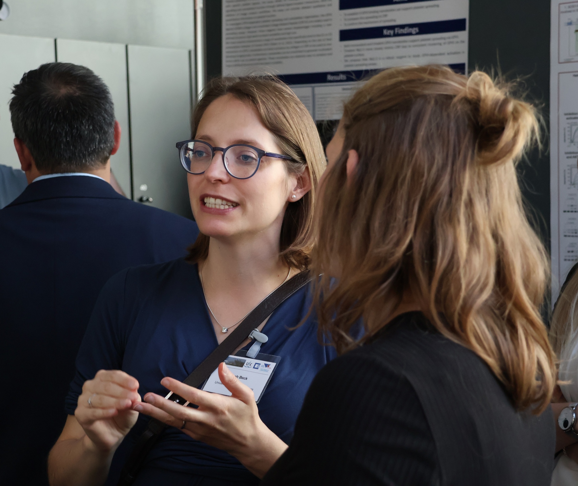 Sarah Beck im Gespräch bei einer Postersession im RVZ