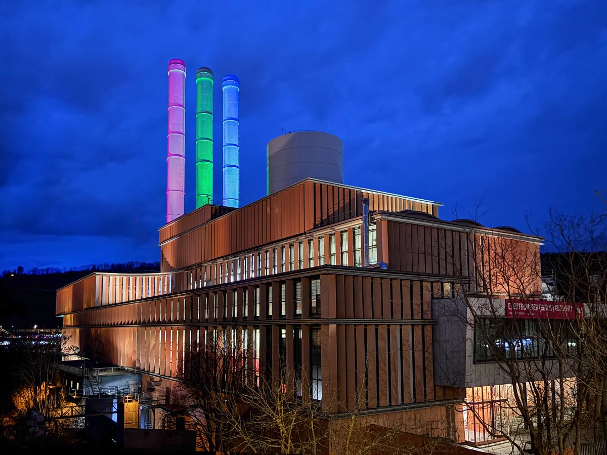 Heizkraftwerk mit bunten Kaminen