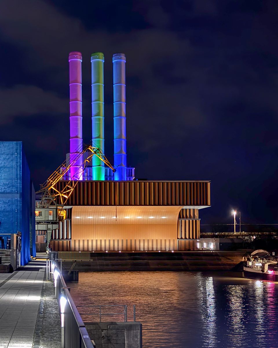 Heizkraftwerk mit bunten Kaminen