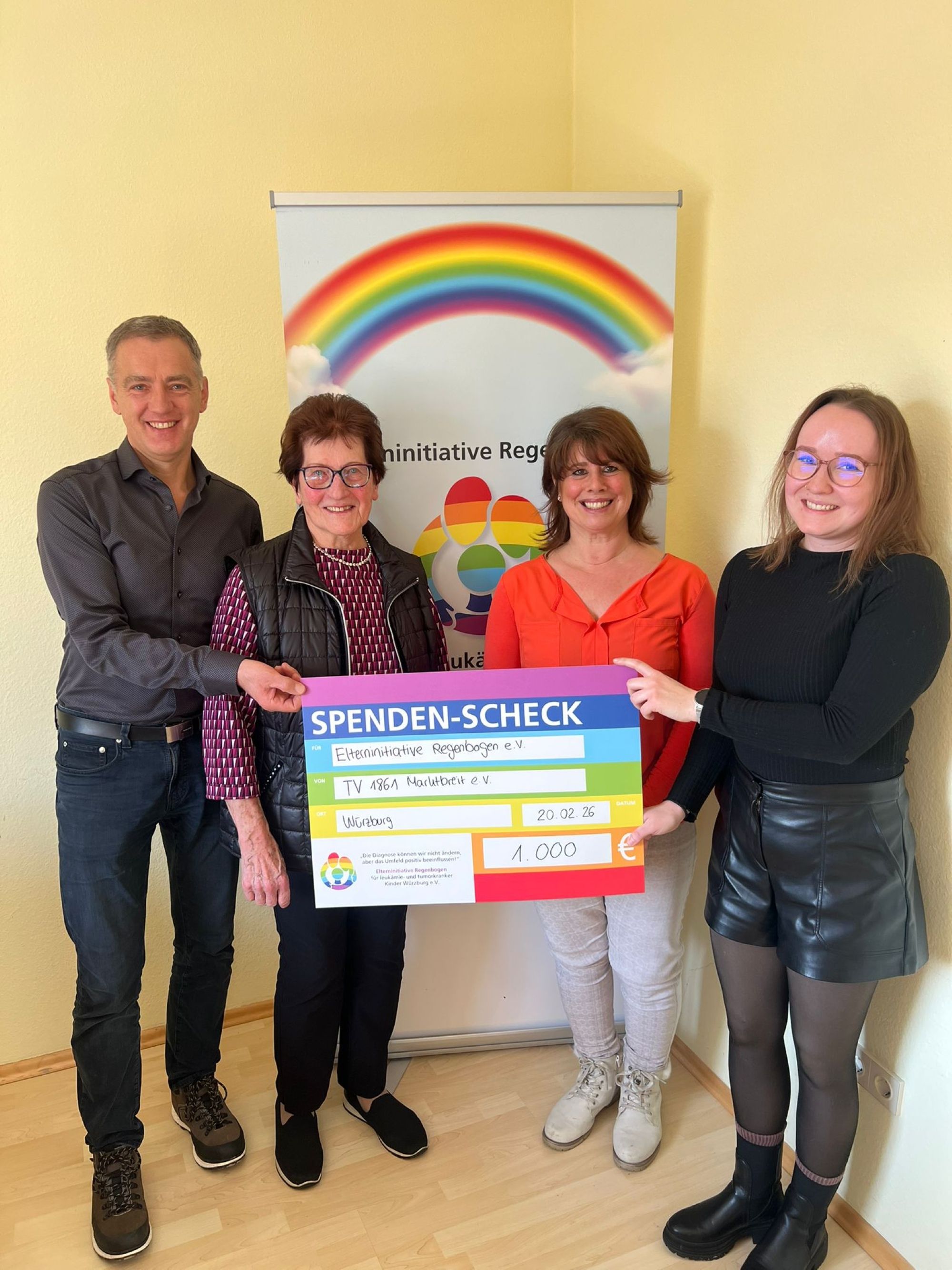 Helmut Vetter, Erika Rupp und Tanja Vetter vom TV Marktbreit und Nadine Kempa von der Elterninitiative Regenbogen bei der Scheckübergabe.