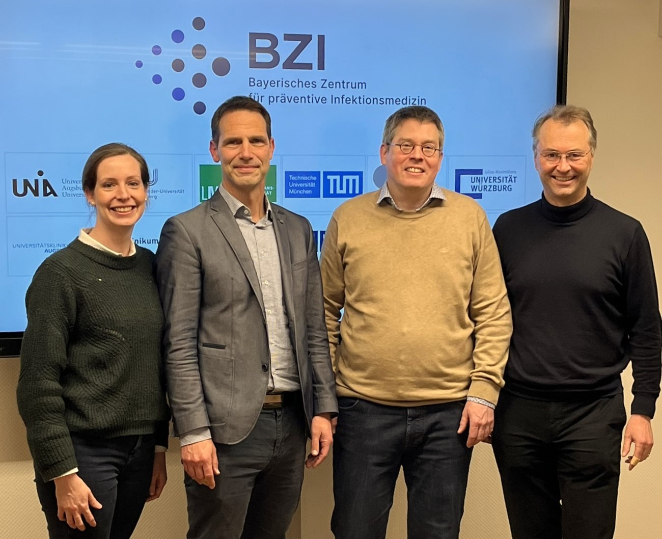 Der neu gewählte Vorstand des BZI, von links: Prof. Dr. Stefanie Kampmeier (Sektionssprecherin BaySurv), Prof. Dr. Frank Hanses (Vize-Präsident des BZI), Prof. Dr. Oliver Kurzai (Präsident des BZI) und Prof. Dr. Klaus Überla (Sektionssprecher für BayVak). Foto: BZI / Simone Reiprich