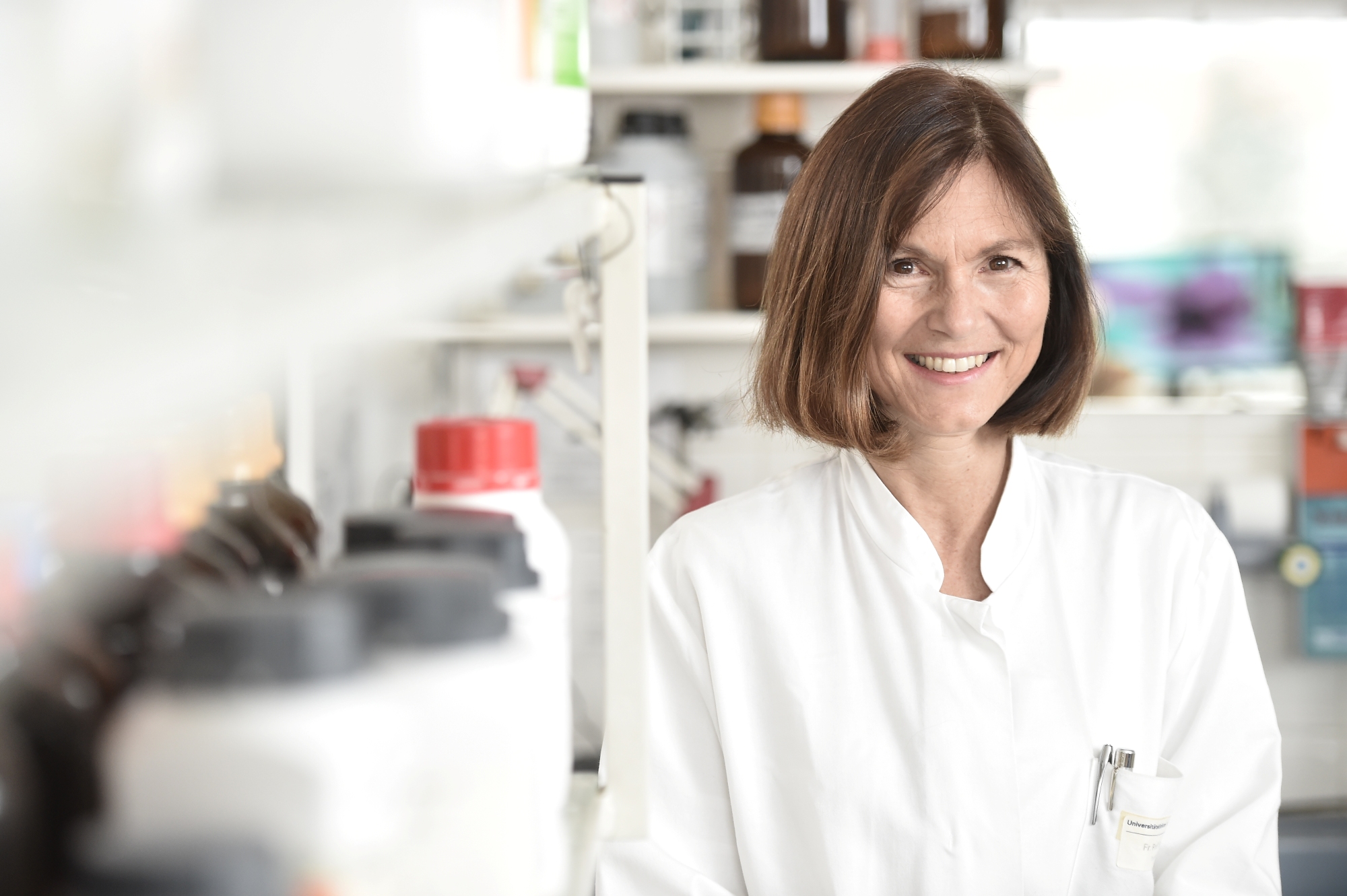 Claudia Sommer mit weißem Kittel im Labor 