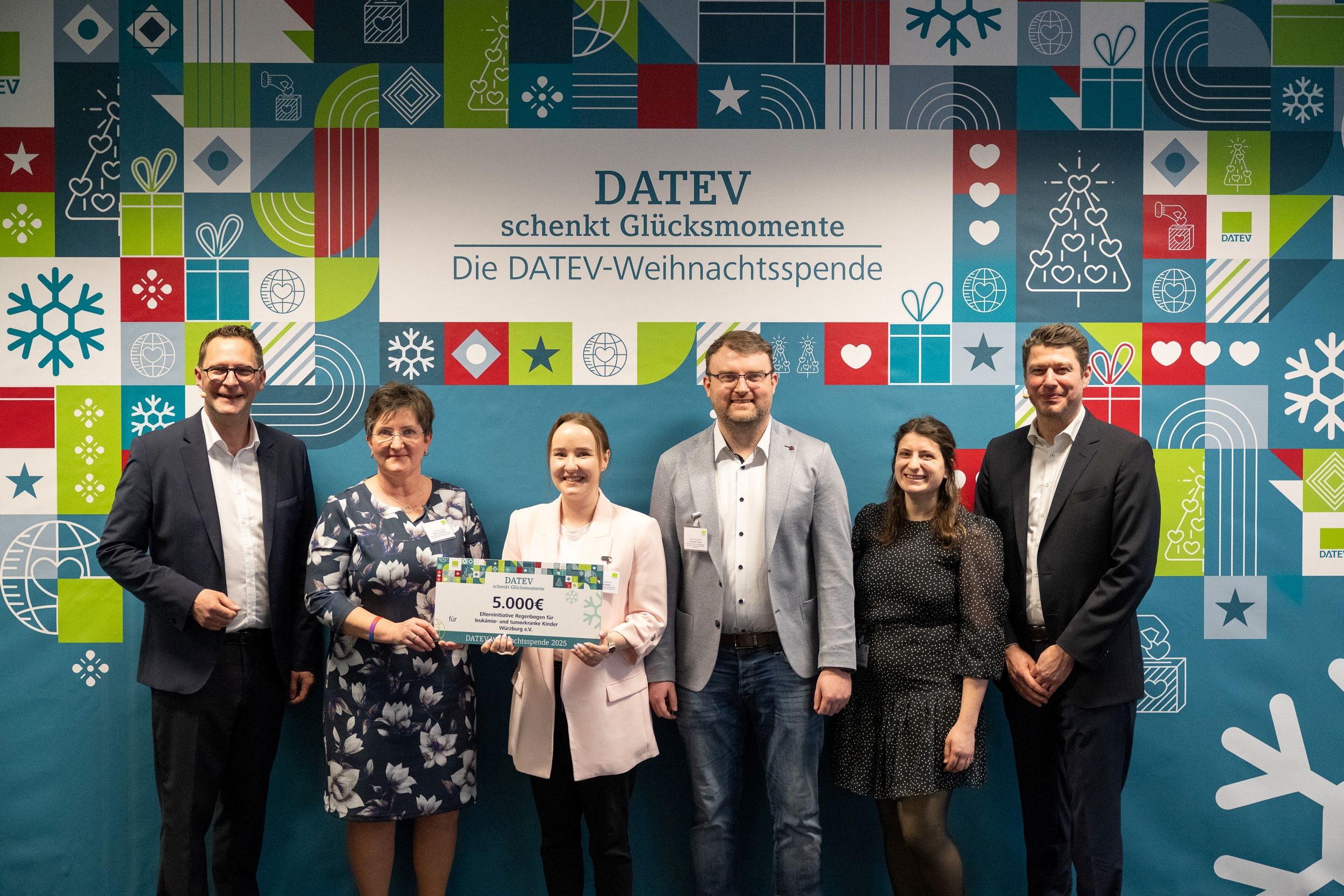 DATEV-Weihnachtsspende Scheckübergabe an die Elterninitiative Regenbogen.