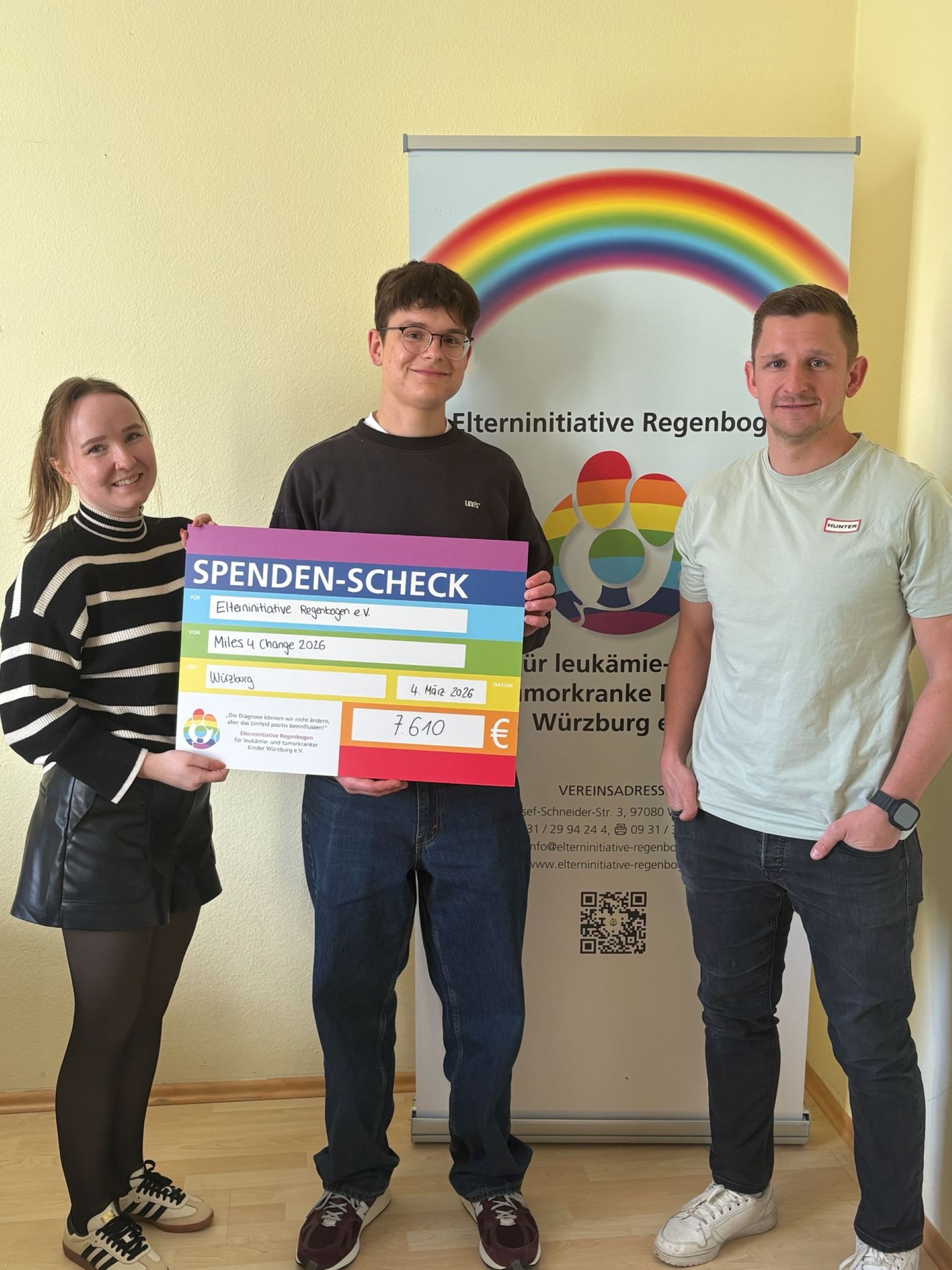 Spendenübergabe an Nadine Kempa von der Elterninitiative Regenbogen.