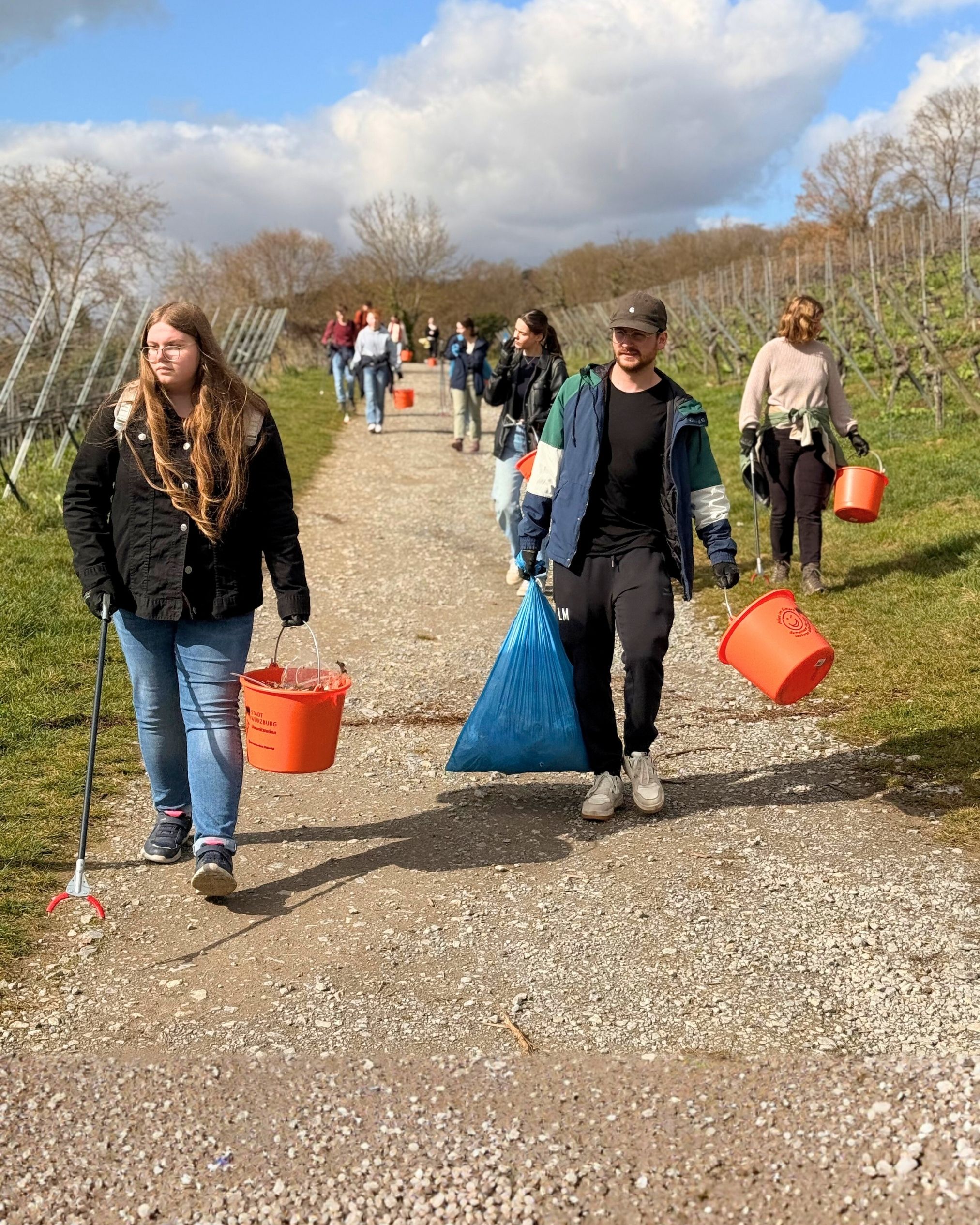 Azubis gestalten Zukunft - Müllsammelaktion am UKW © Kim Sammet / UKW