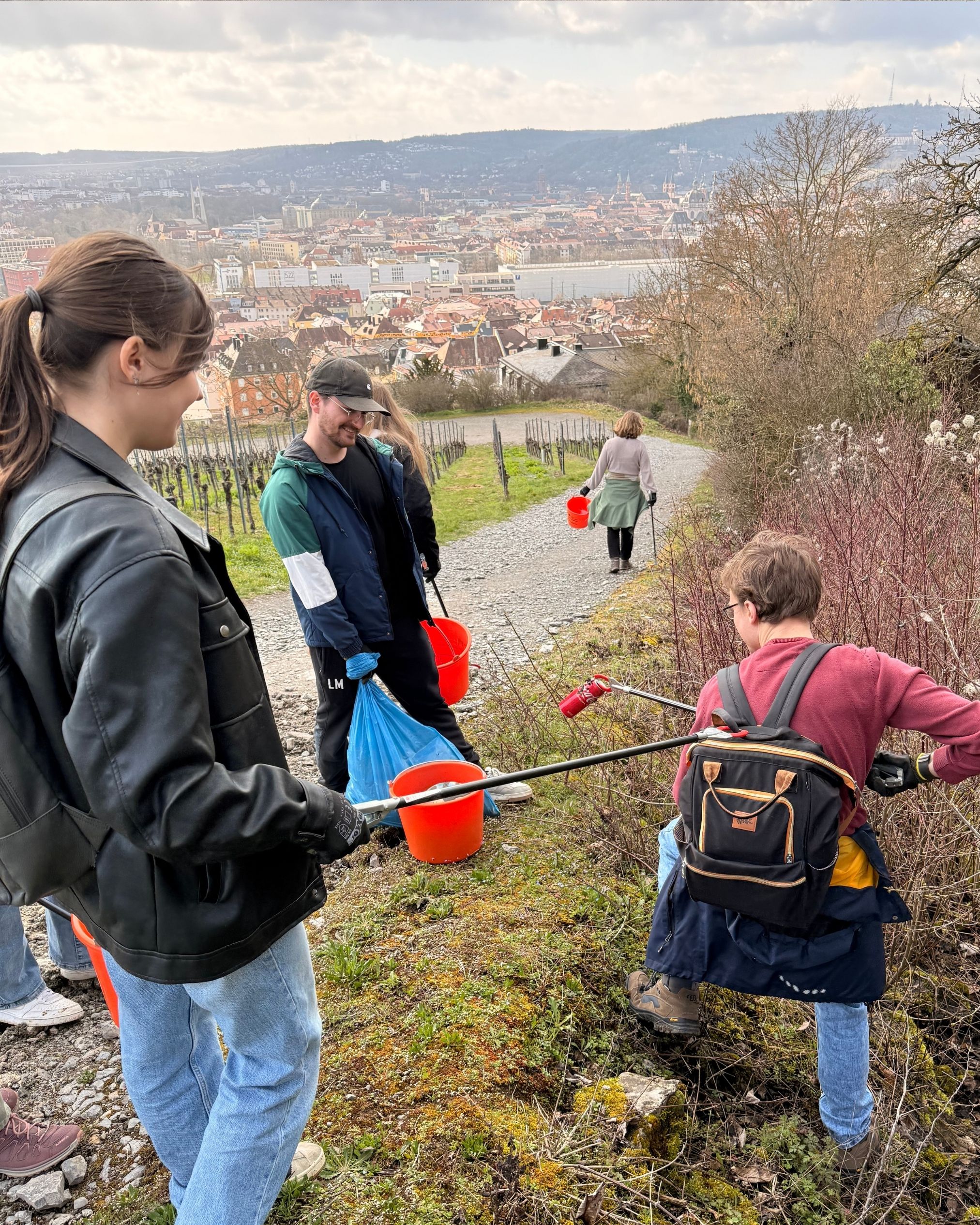 Azubis gestalten Zukunft - Müllsammelaktion am UKW © Kim Sammet / UKW