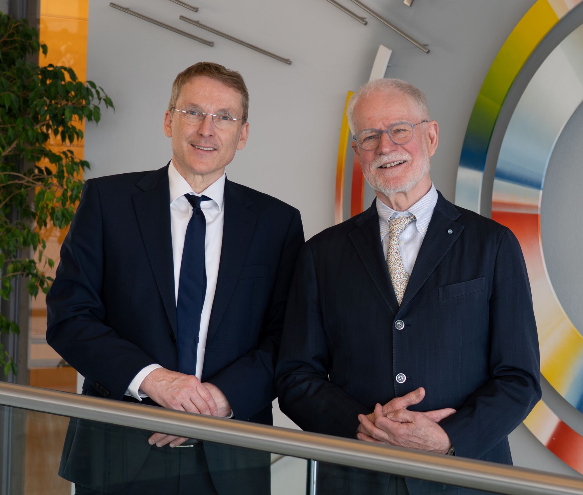 Prof. Dr. Christoph Reiners mit Prof. Dr. Andreas Buck, seinem Nachfolger als Direktor der Klinik und Poliklinik für Nuklearmedizin am Uniklinikum Würzburg.