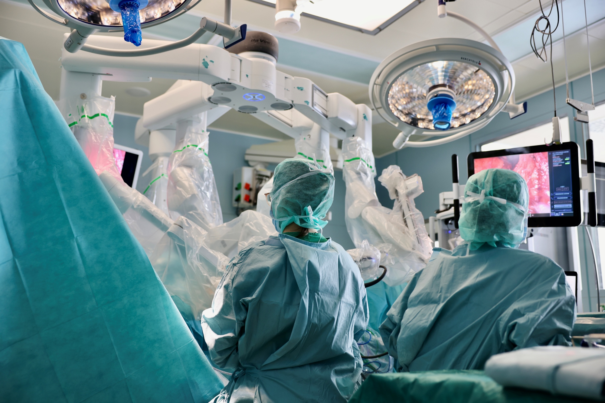 Blick in den OP auf das OP-Team, das sich um den OP-Tisch reiht. 