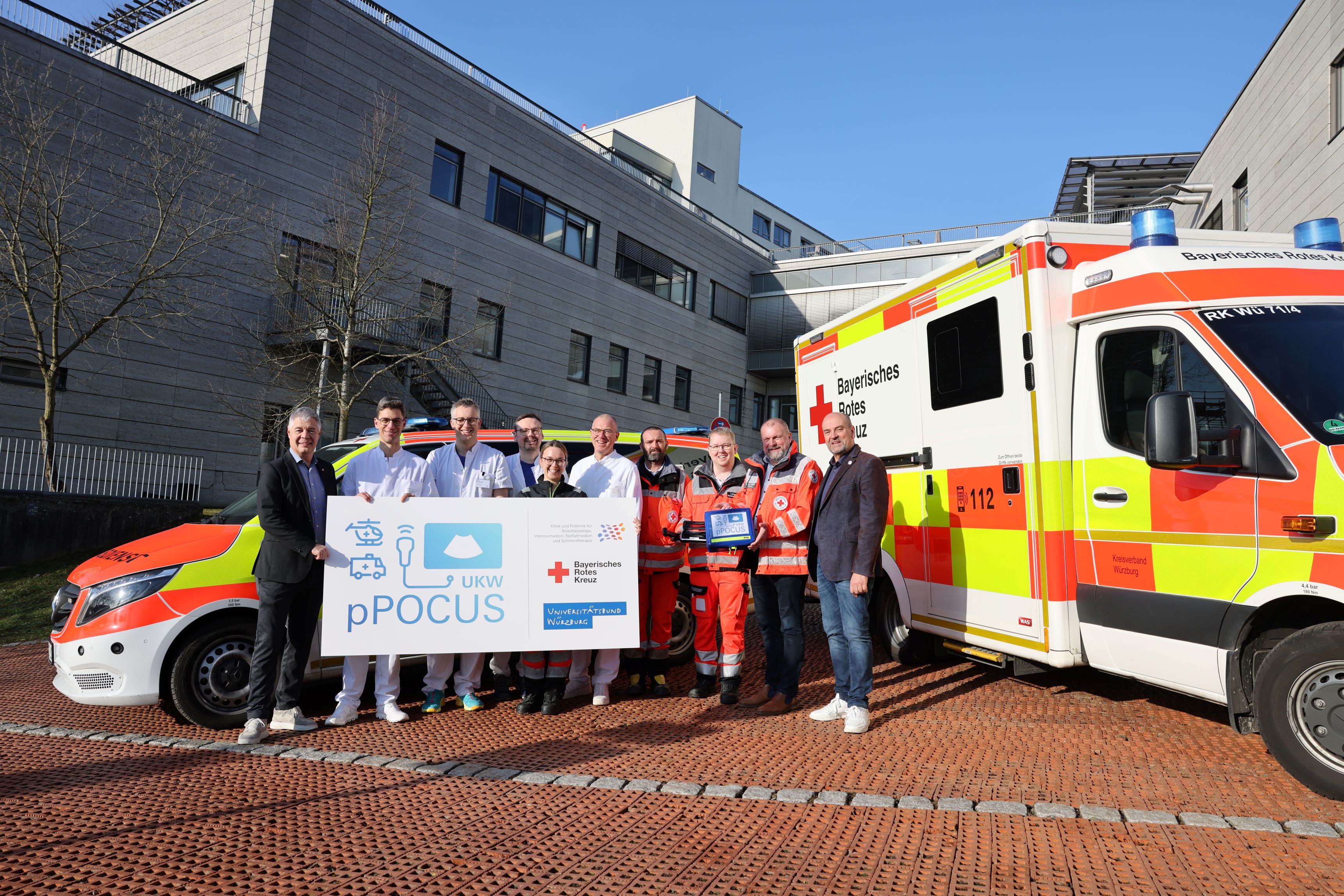Gemeinsamer Startschuss von BRK und UKW für den Einsatz eines mobilen Ultraschallgerätes Notarzteinsatzfahrzeug des Bayerisches Rotes Kreuz (BRK). Die Anschaffung wurde möglich durch die Unterstützung des Universitätsbundes Würzburg (links Gunther Schunk, Vorsitzender des Universitätsbundes). Über die ergänzte Ausstattung des Fahrzeuges freut sich auch der Vorsitzende des BRK-Kreisverbandes, Landrat Thomas Eberth (2.v.r.). Foto: UKW / Kim Sammet