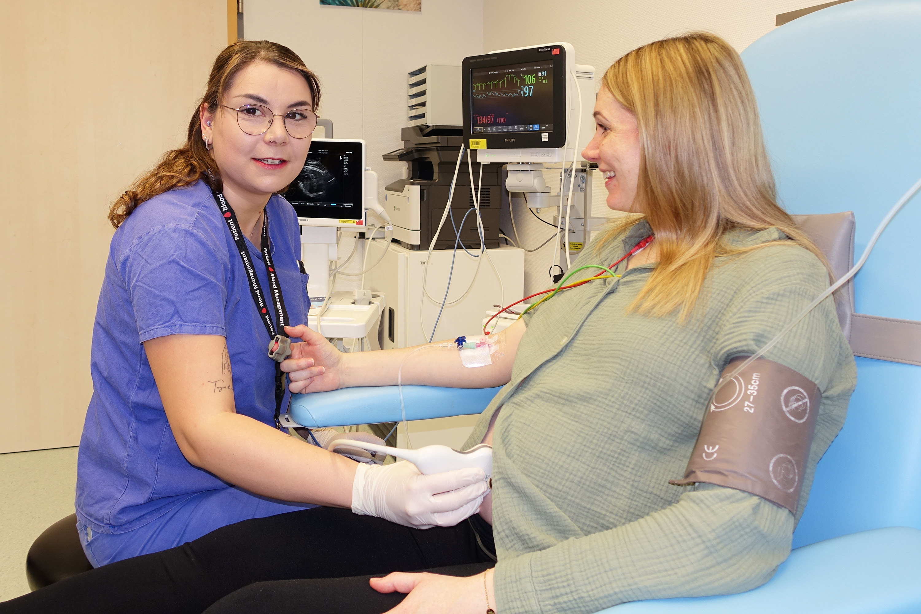 Karina Reinhard, leitende Anämie Nurse, führt bei der schwangeren Patientin Antonia Krißmer eine Ultraschallkontrolle nach der Eiseninfusionsgabe durch. 