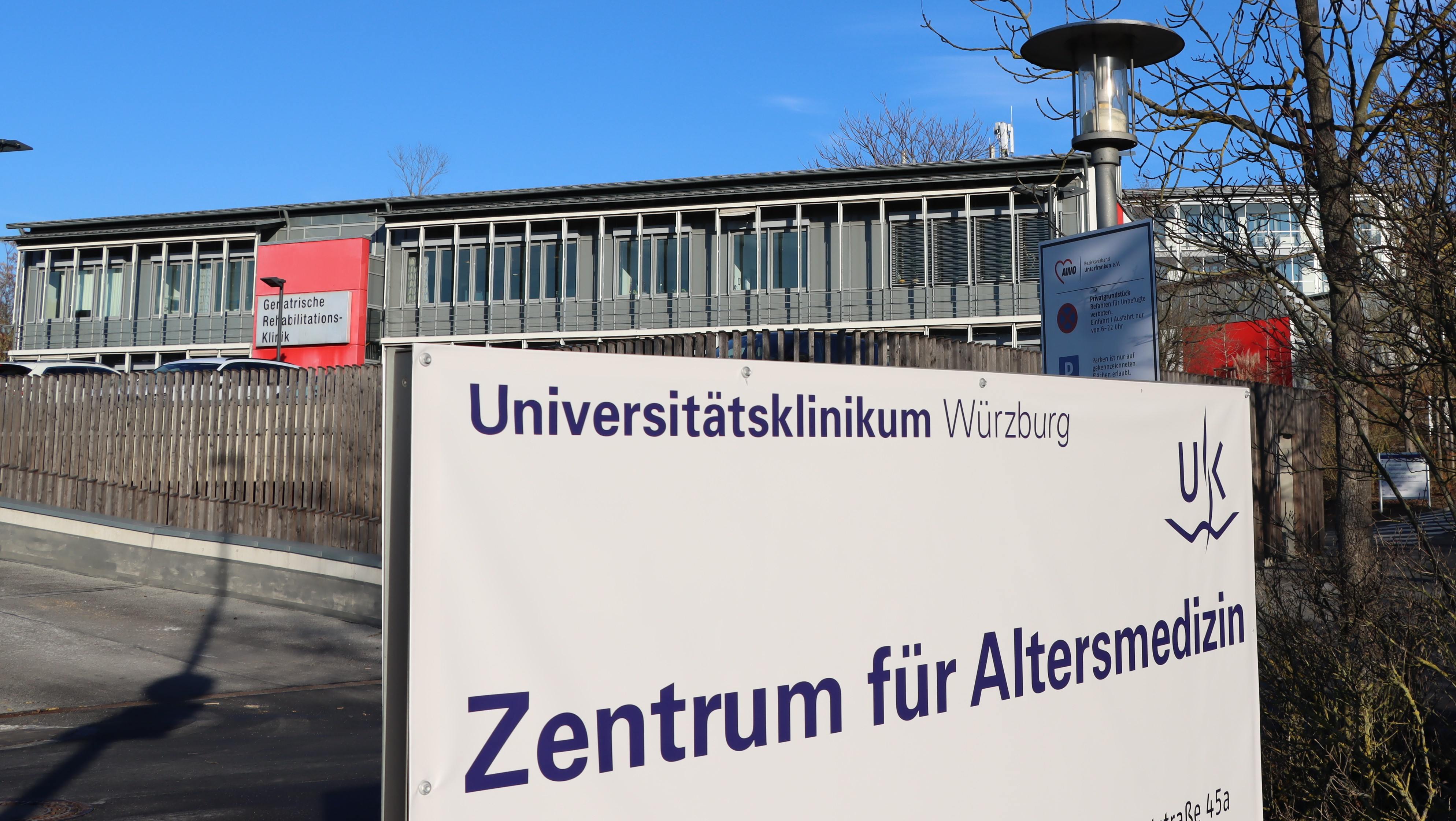 Im Hintergrund das Gebäude Zentrum für Altersmedizin. Im Vordergrund großes Schild mit der Bezeichnung für das ZAM.