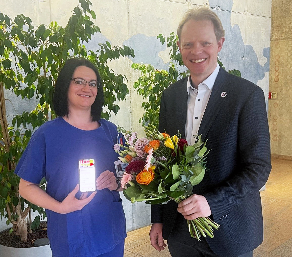 Dr. Andreas Klinger, ärztlicher Leiter im Rettungsdienst, dankt Manuela Wunderling, die sich als 1000. Ersthelferin in der App „TEAM Bayern – Lebensretter“ registriert hat.  Foto: UKW, Stefan Dreising