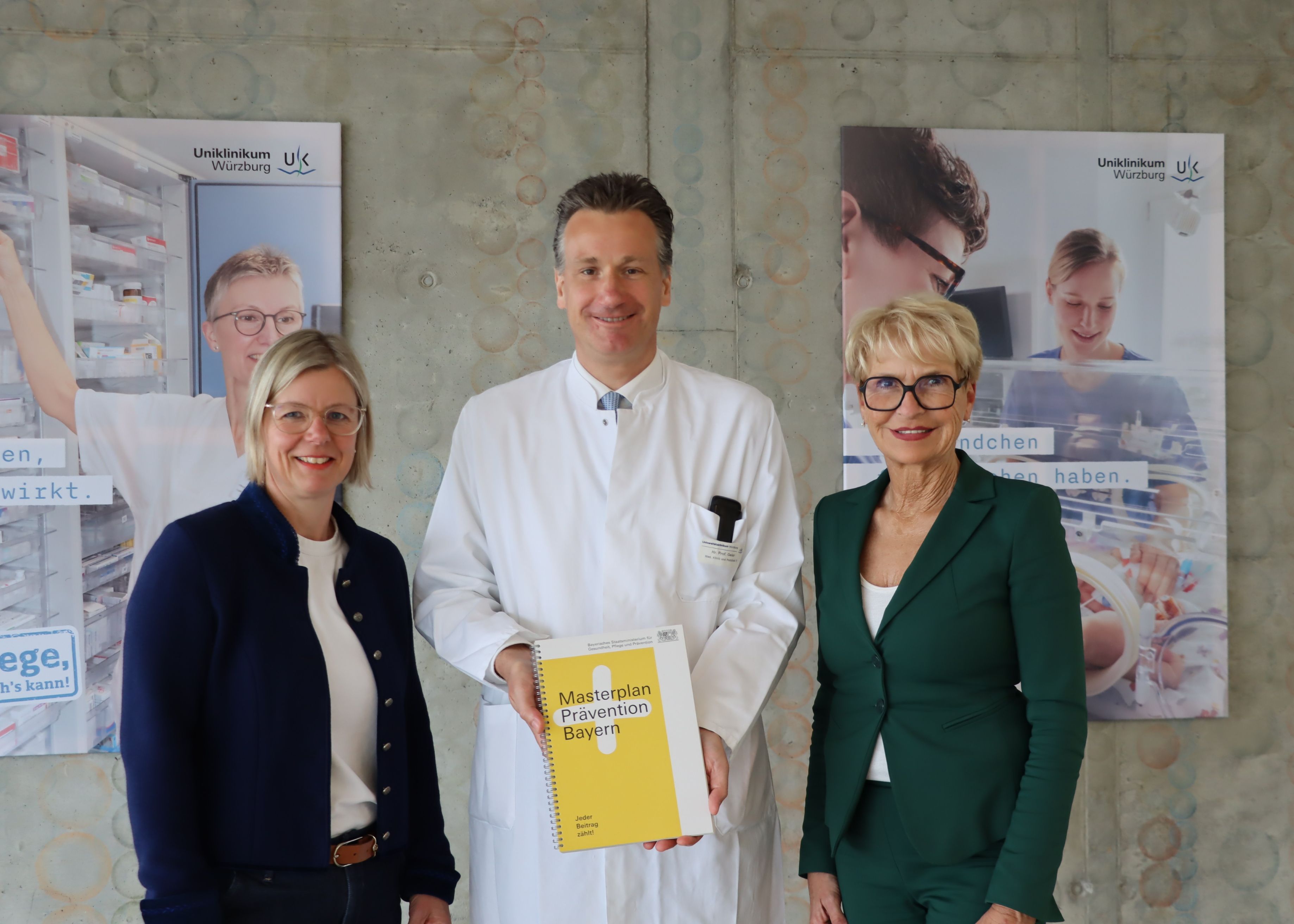 Zum Start des Projektes „„Hepatitis-Eliminationsinitiative in Bayern“ besuchte Dr. Andrea Behr (MdL und Mitglied des bayerischen Gesundheitsausschusses, rechts) Projektleiter Prof. Dr. Andreas Geier und Koordinatorin Christina Löhner (l.) am UKW. Foto: UKW / Stefan Dreising