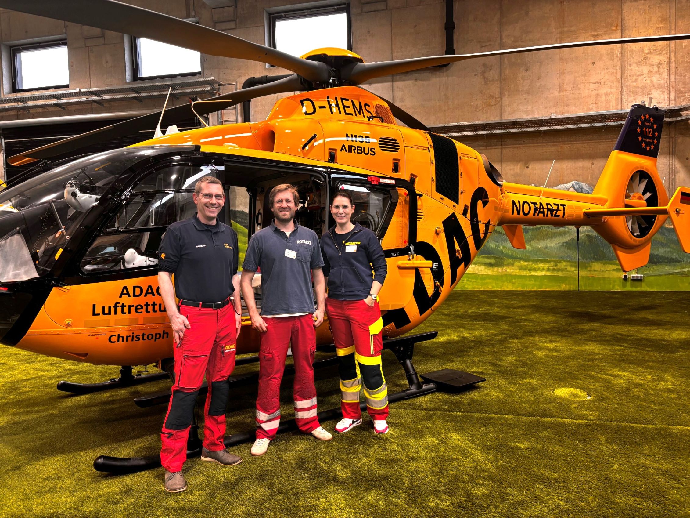 Von links: Dr. Christopher Lorenz, Dr. Michael Schultheiß und Dr. Katharina Schäfer während der ADAC-HEMS Academy im Rahmen der Ausbildung zum Notarzt in der Luftrettung. Ein besonderes Highlight: der voll ausgestattete Simulations-Rettungshubschrauber, der realitätsnahes Training auf höchstem Niveau ermöglicht. Foto: ADAC