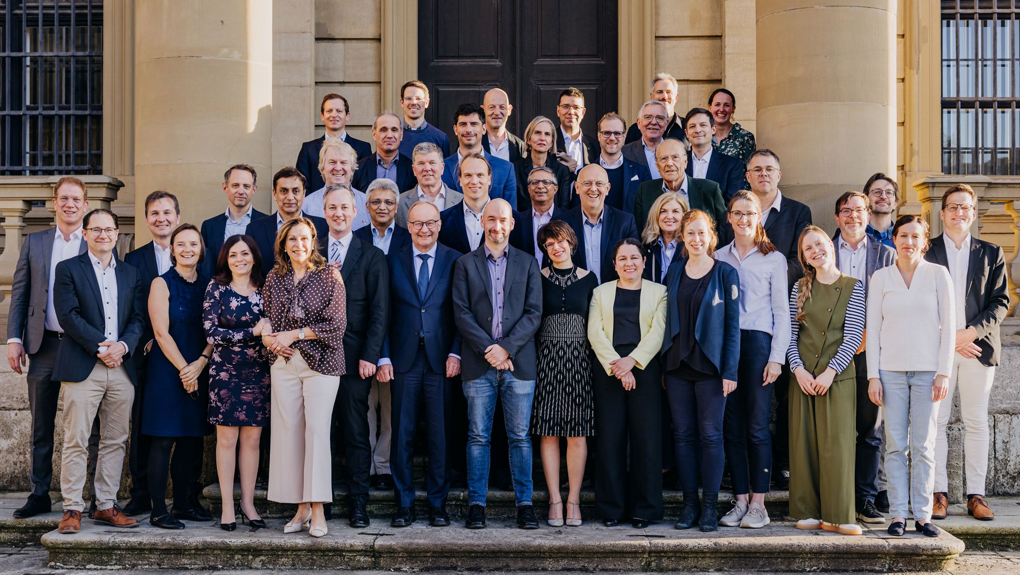 Gruppenfoto von Referentinnen und Referenten sowie Sitzungsleiterinnen und -leiter des 7. Würzburger Myelom-Workshops vor einem Gebäude..