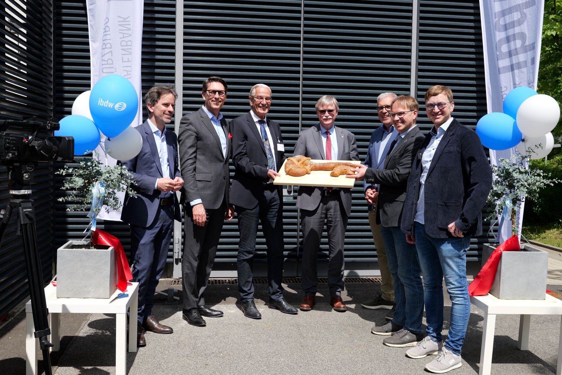Architekten mit Vertretern Vorstand, Leiter Biobank und Kanzler