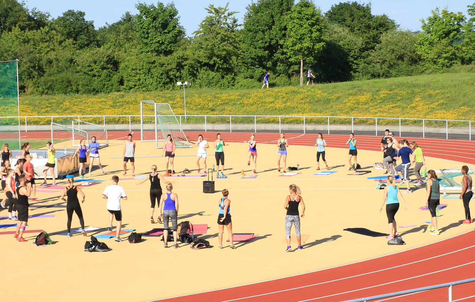 Sportgruppe beim Trainieren
