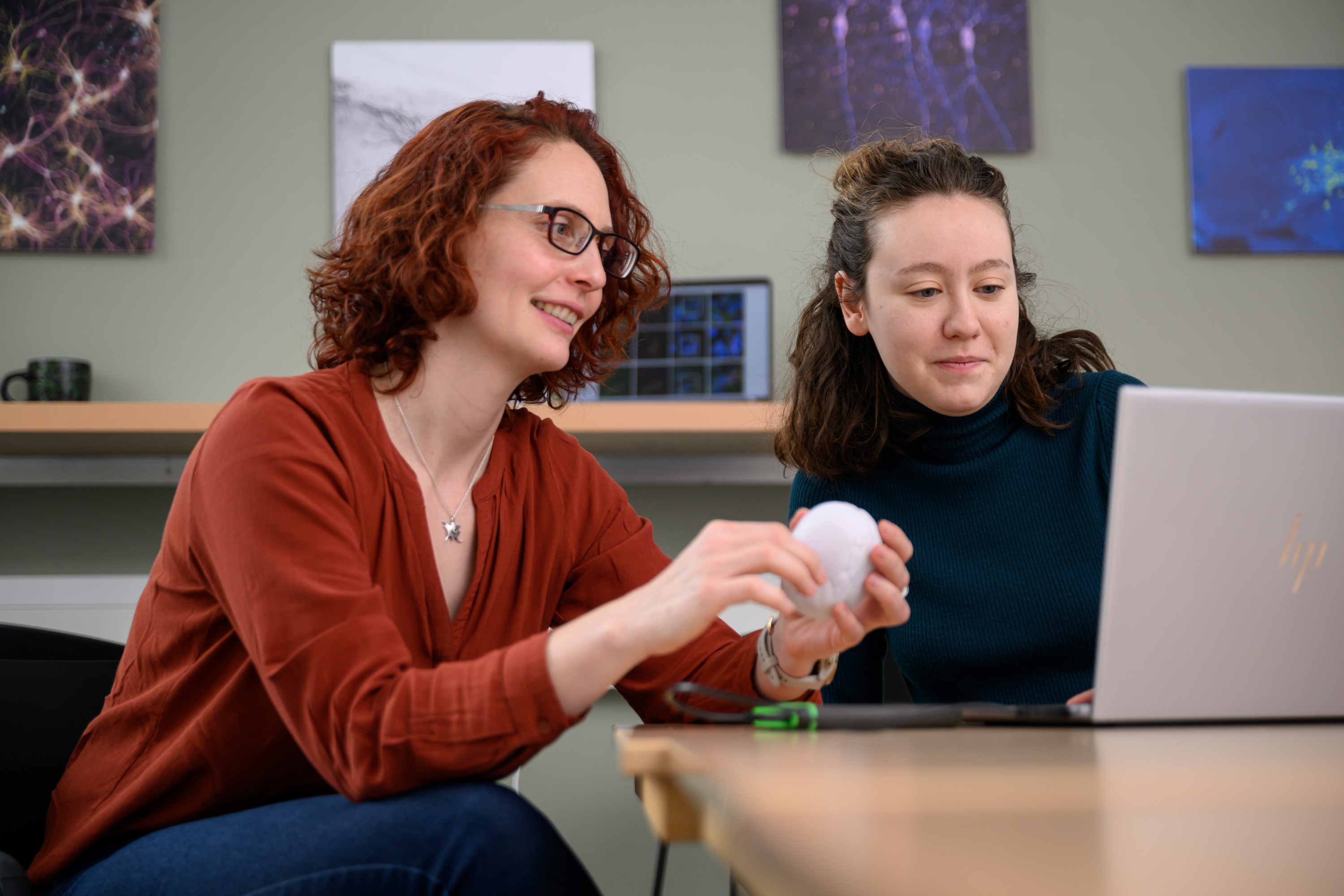 Die beiden Forscherinnen vorm PC in der Küche der Klinischen Neurobiologie. 