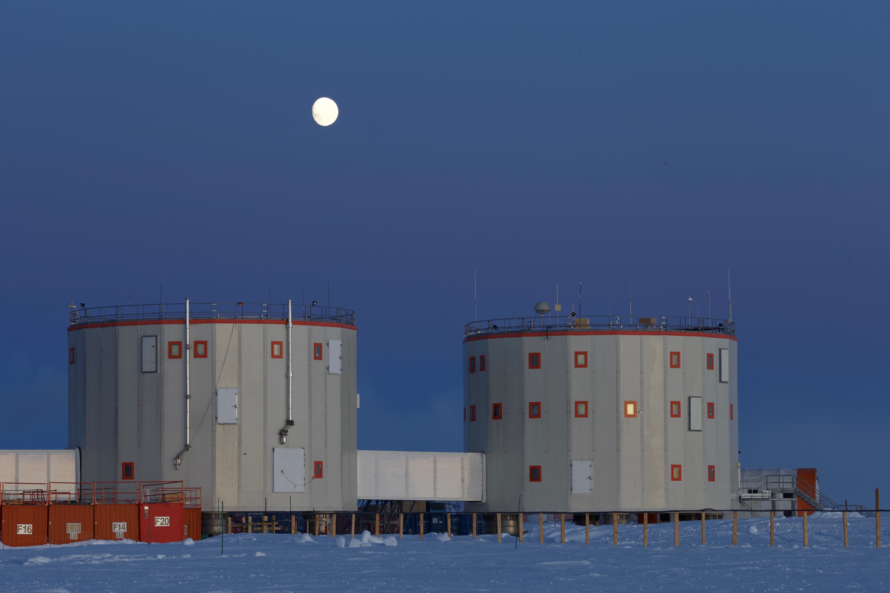 Mond über der Concordia Station 