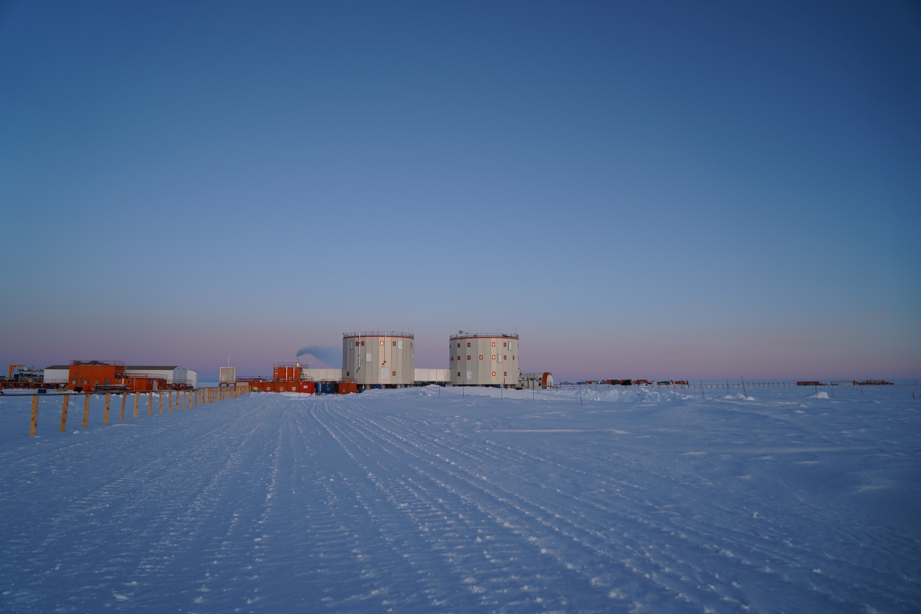 Winteridylle in der Antarktis - im Hintergrund die Concordia-Station