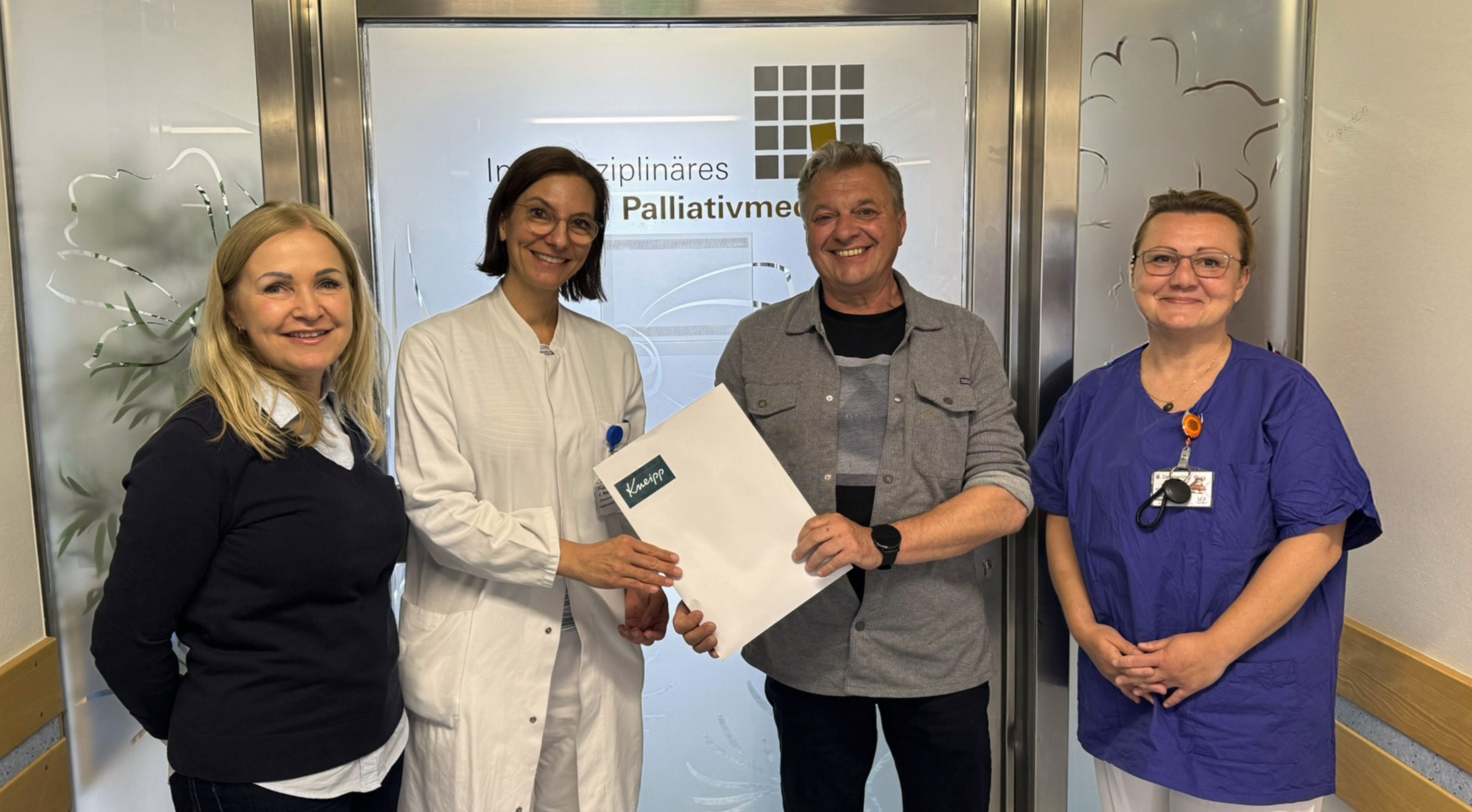 Spendenübergabe am UKW, von links: Gabriele Spanheimer (Kneipp), Prof. Dr. Carmen Roch (UKW), Bernd Flammersberger (Kneipp) und Beate Dimmerling (UKW). Fotonachweis: Pia Werner