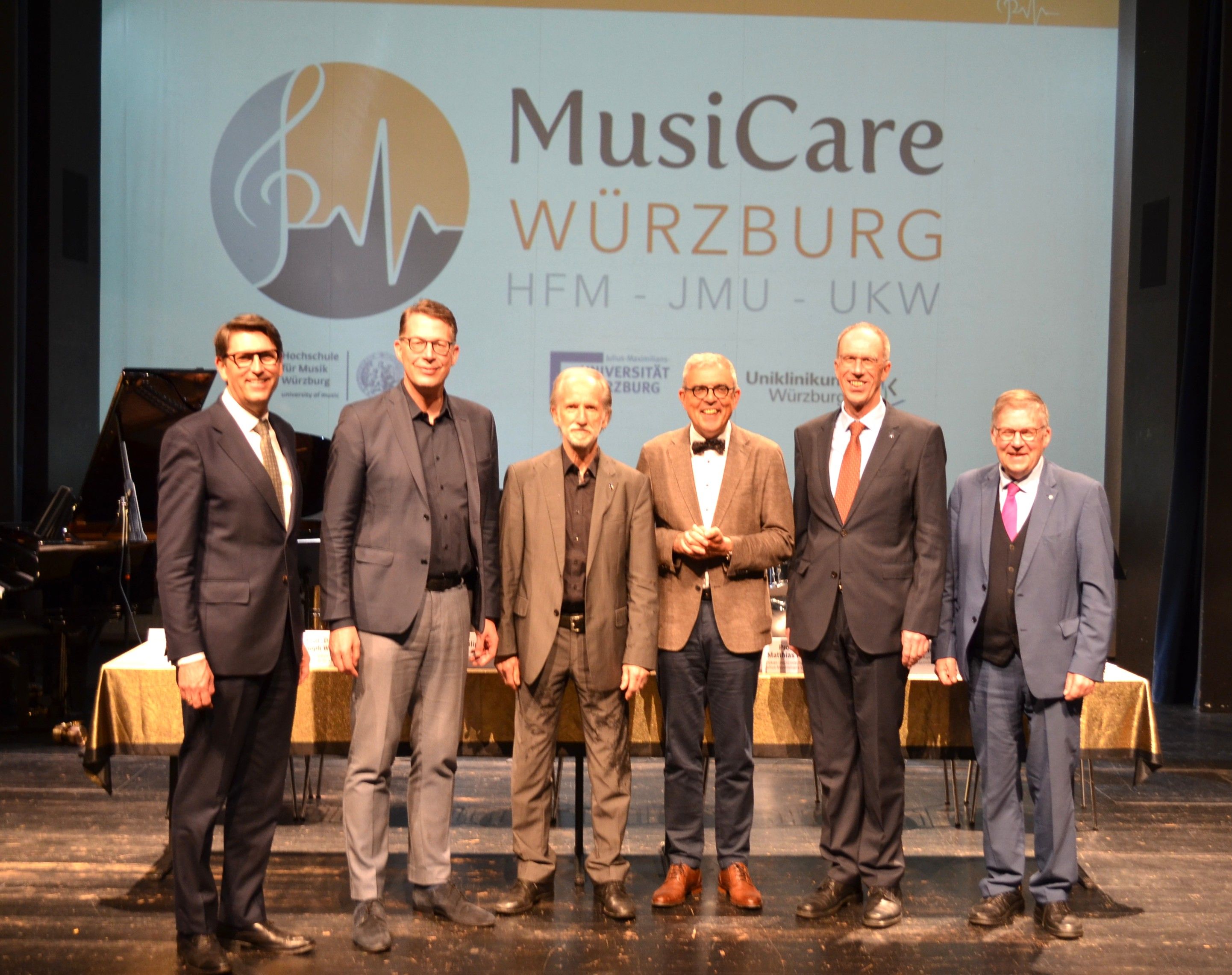 Die Kooperationsvereinbarung „MusiCare“ zwischen der Hochschule für Musik Würzburg (HfM), dem Universitätsklinikum Würzburg (UKW) und der Julius-Maximilians-Universität Würzburg wurde am 13. Mai gemeinsam mit Bayerns Wissenschaftsminister Markus Blume (2.v.l.) an der Hochschule für Musik unterzeichnet. Foto: HfM / Katharina Bormann