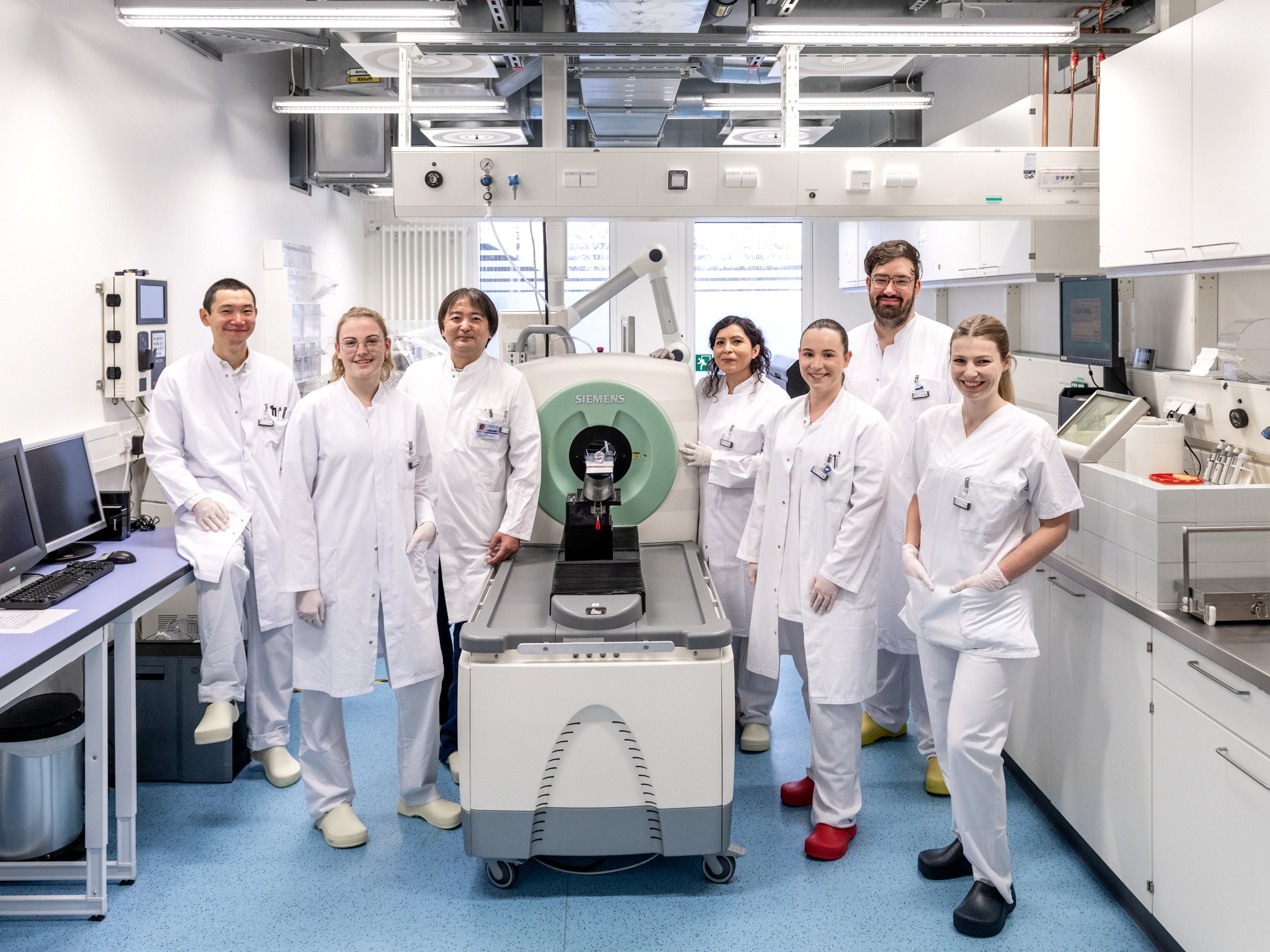 Gruppenbild der AG vor einem PET-Gerät 