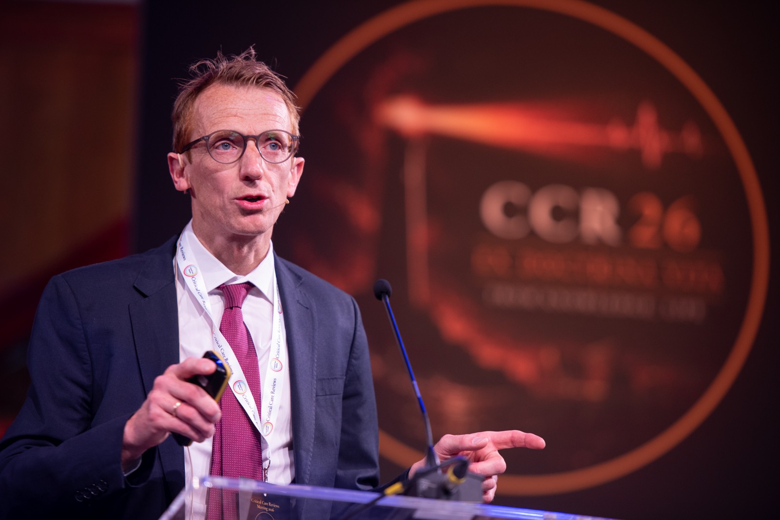 Christian Stoppe am Rednerpult beim Critical Care Reviews Meeting in Belfast 
