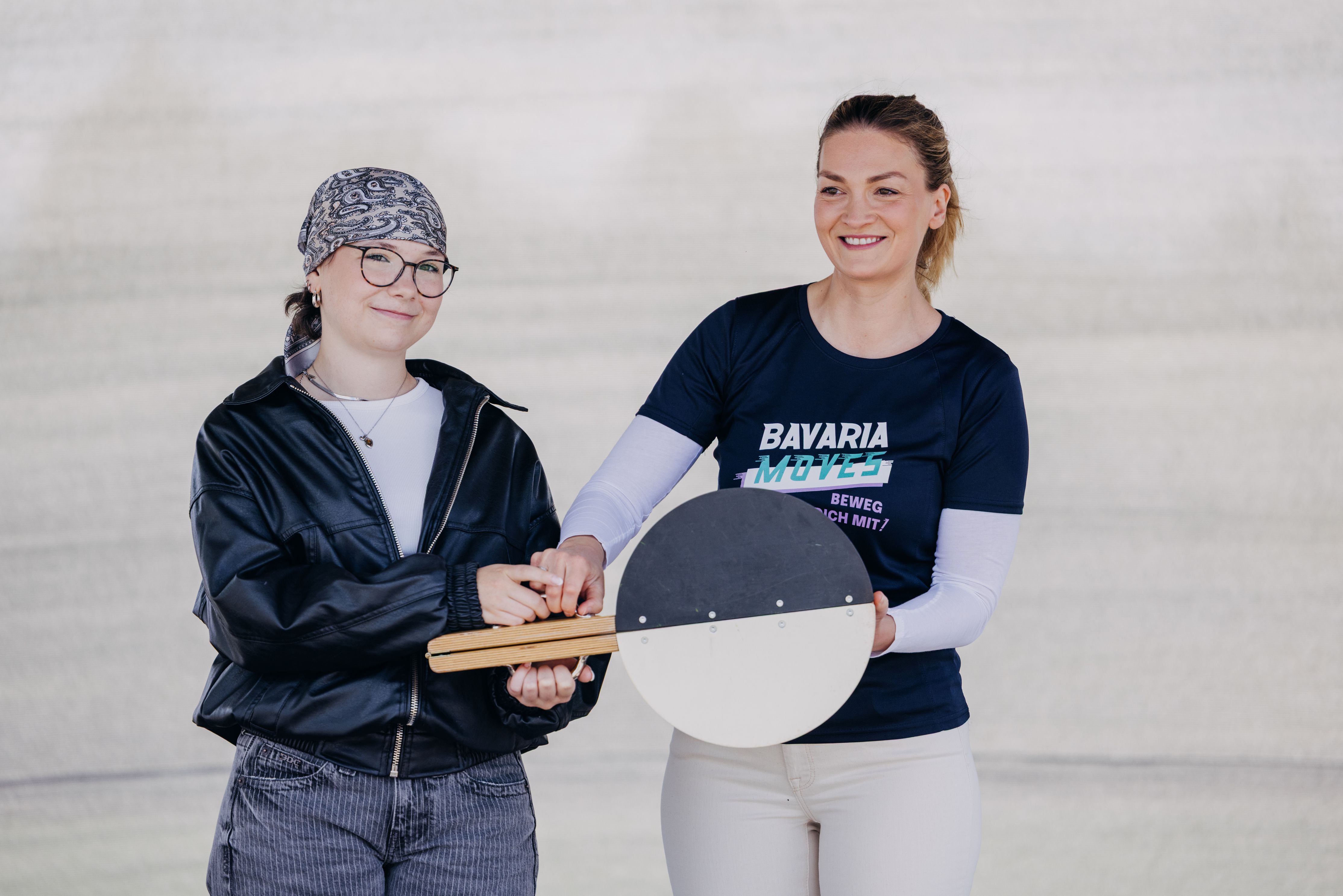 Gemeinsam mit der jungen Krebspatientin Leni Hock (l.) gab Ministerin Judith Gerlach den offiziellen Startschuss für den Aktionstag. Foto: UKW / Benedikt Knüttel