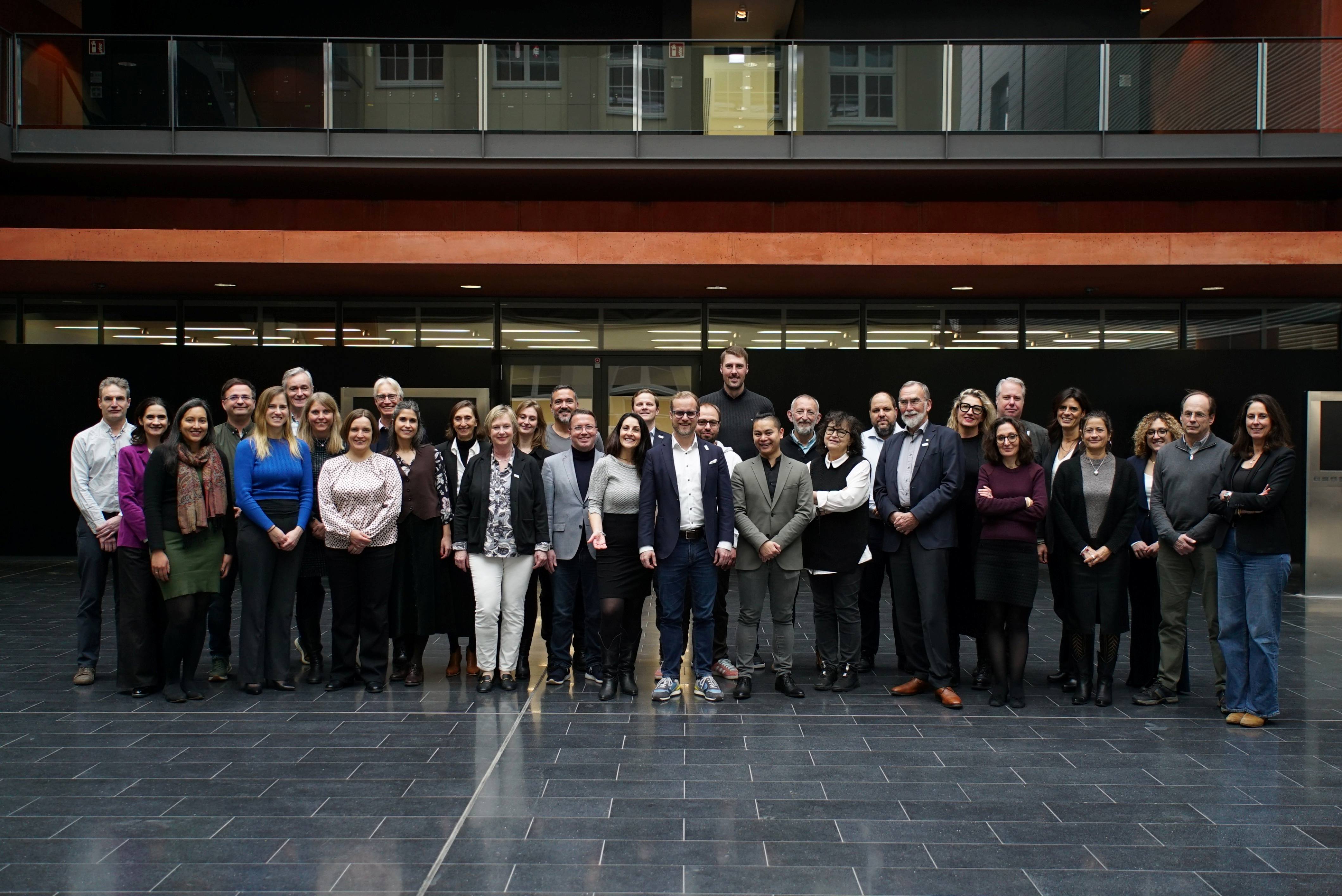 Gruppenbild des T2EVOLVE Consortium in der Magistrale.