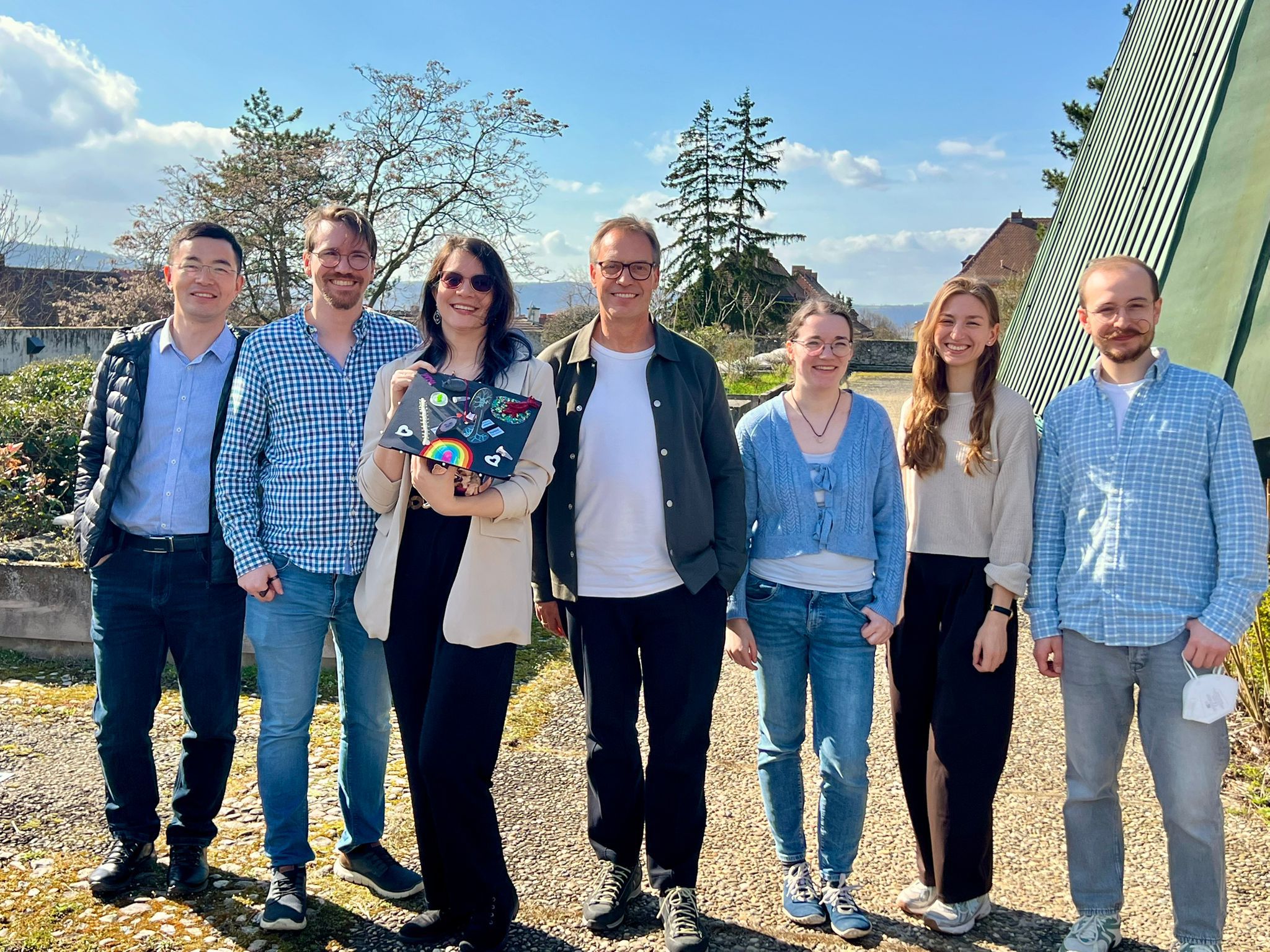 Die sieben Mitarbeiterinnen und Mitarbeiter der AG stehen draußen, die dritte von links ist Felicitas Schlott mit einem gebastelten Doktorhut in der Hand 