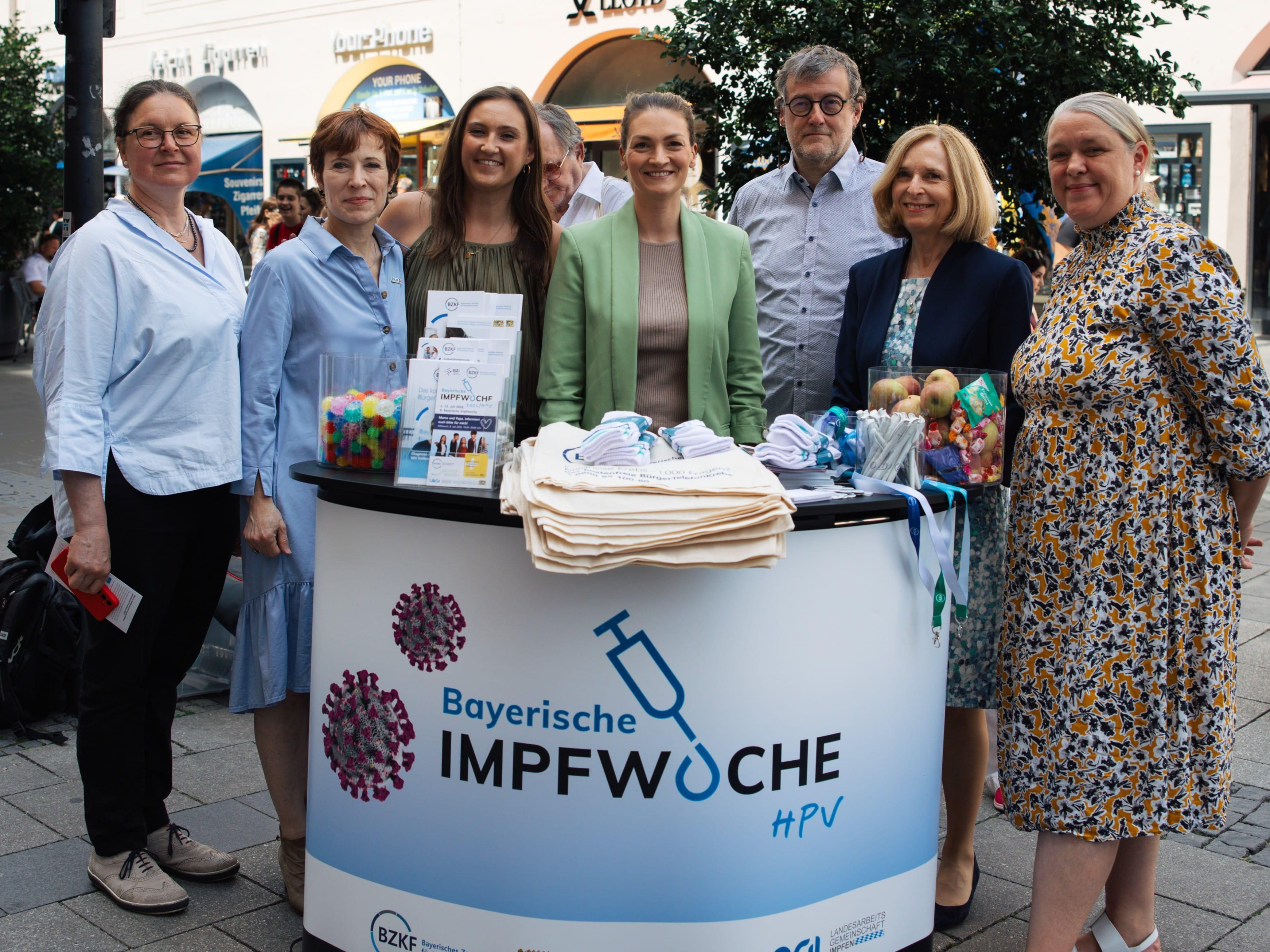 Ministerin Judith Gerlach mit Vertretern am Informationsstand der Bayerischen Impfwoche HPV.