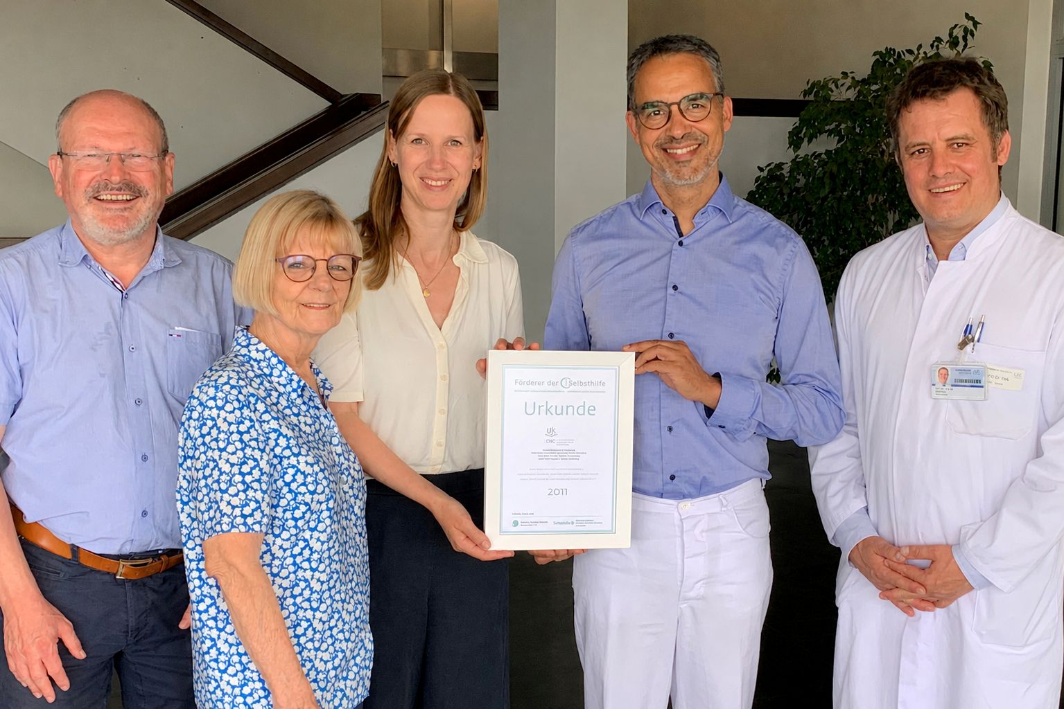 Delegation der DCIG und der von der Gesellschaft herausgegebenen Fachzeitschrift „Schnecke – Leben mit Cochlea-Implantat & Hörgerät“ das UKW und überbrachte eine Urkunde.
