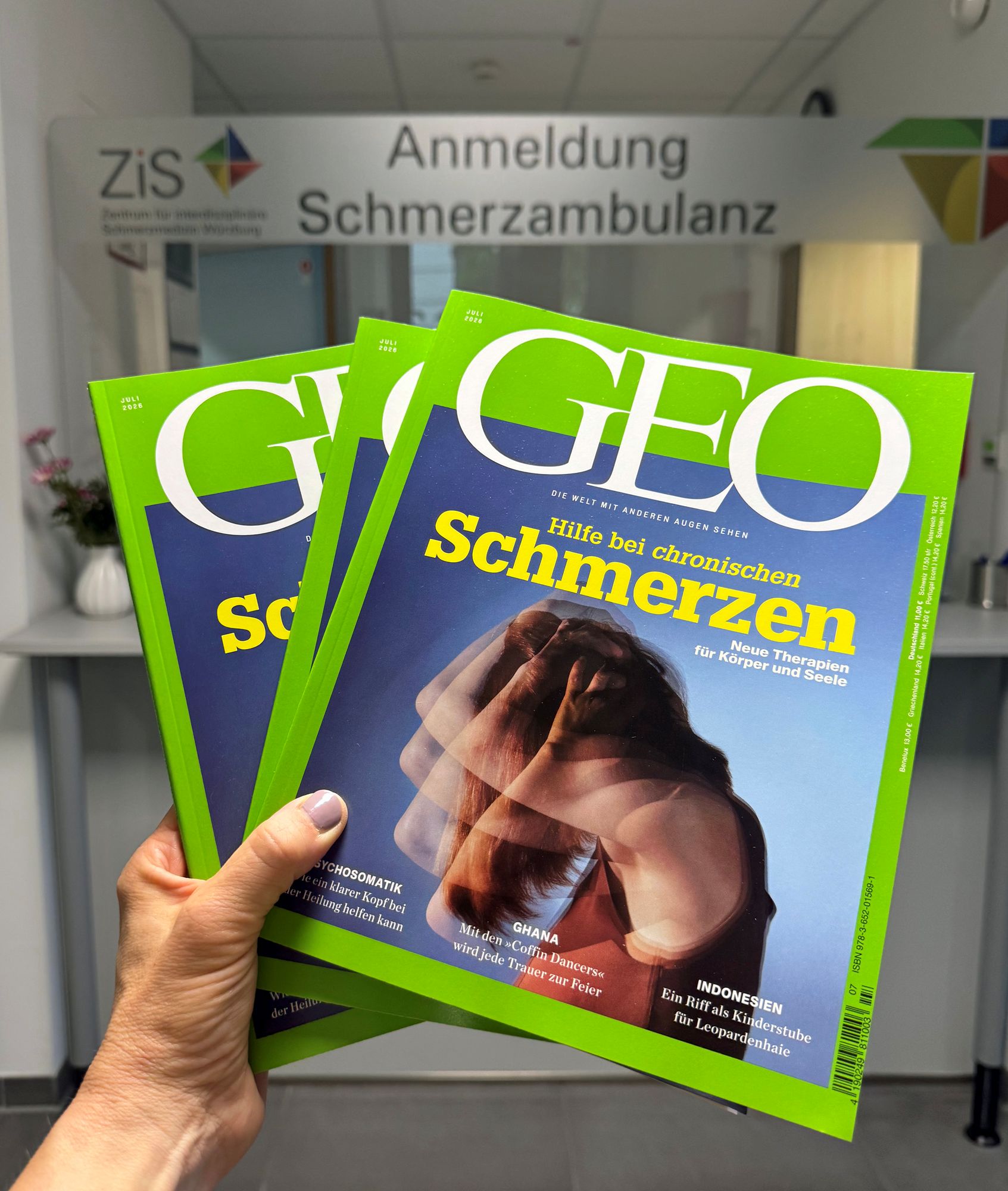 grünes Cover der Zeitschrift GEO auf der sich eine Frau vor Schmerzen die Haare rauft