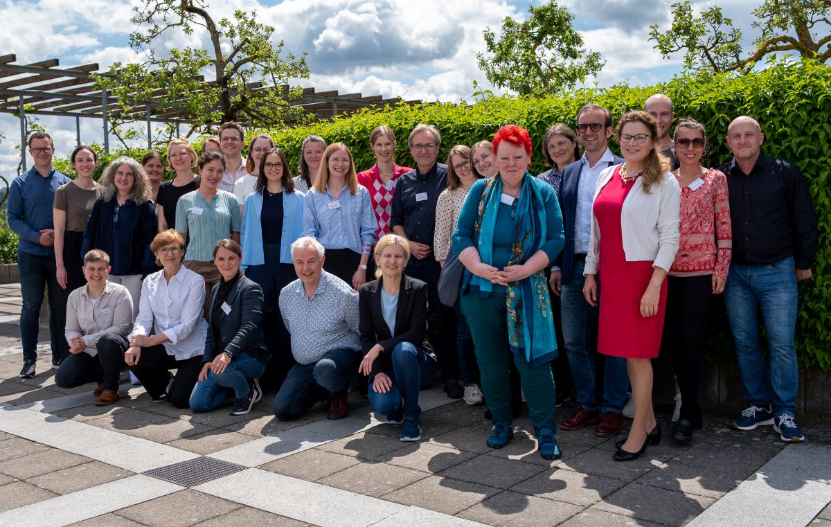 Gruppenbild Teilnehmende und Dozierende