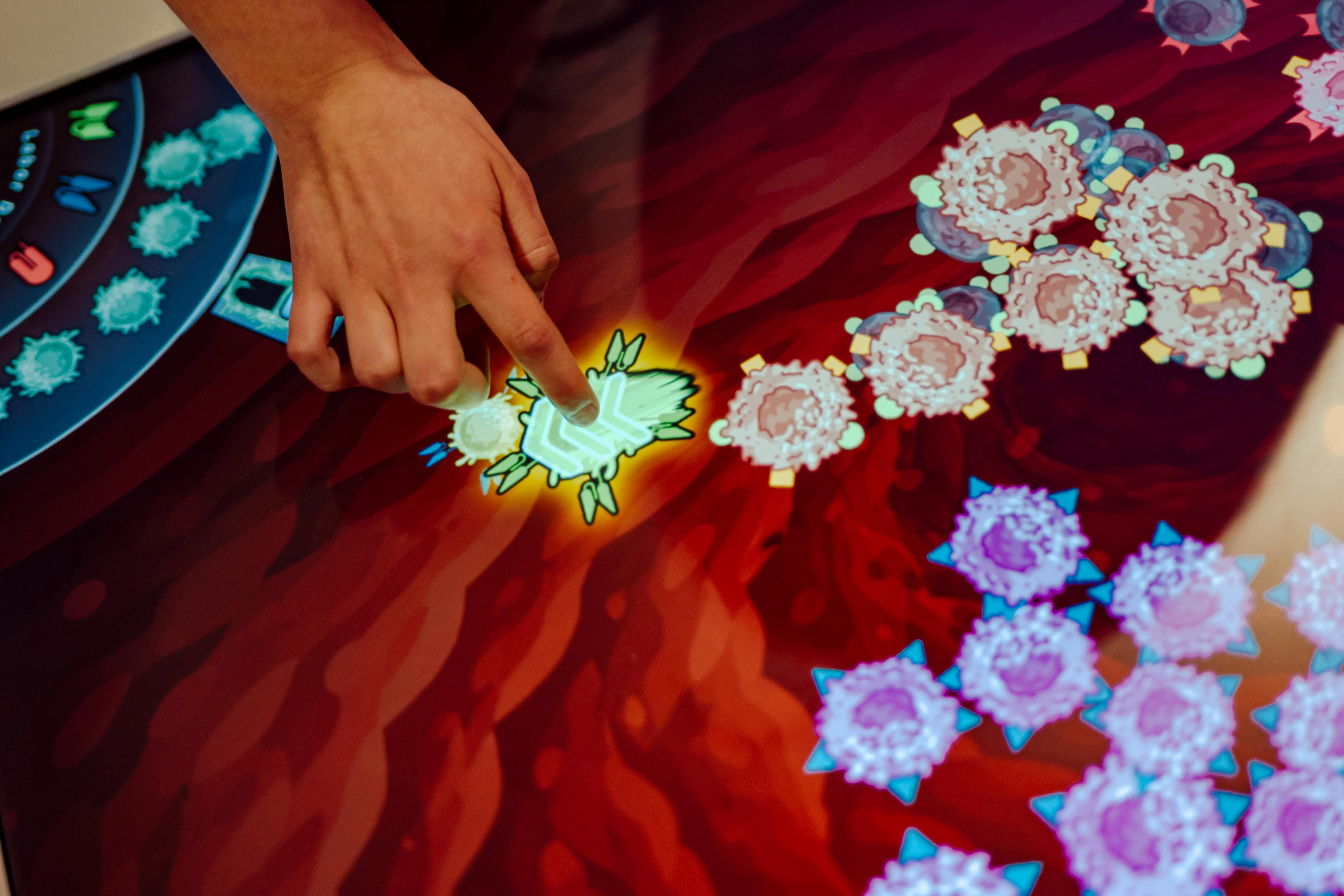 CAR-T-Zellen zusammenstellen und damit Krebszellen besiegen – das können Gäste der MS Wissenschaft spielerisch am Würzburger Exponat zur Immunzelltherapie.