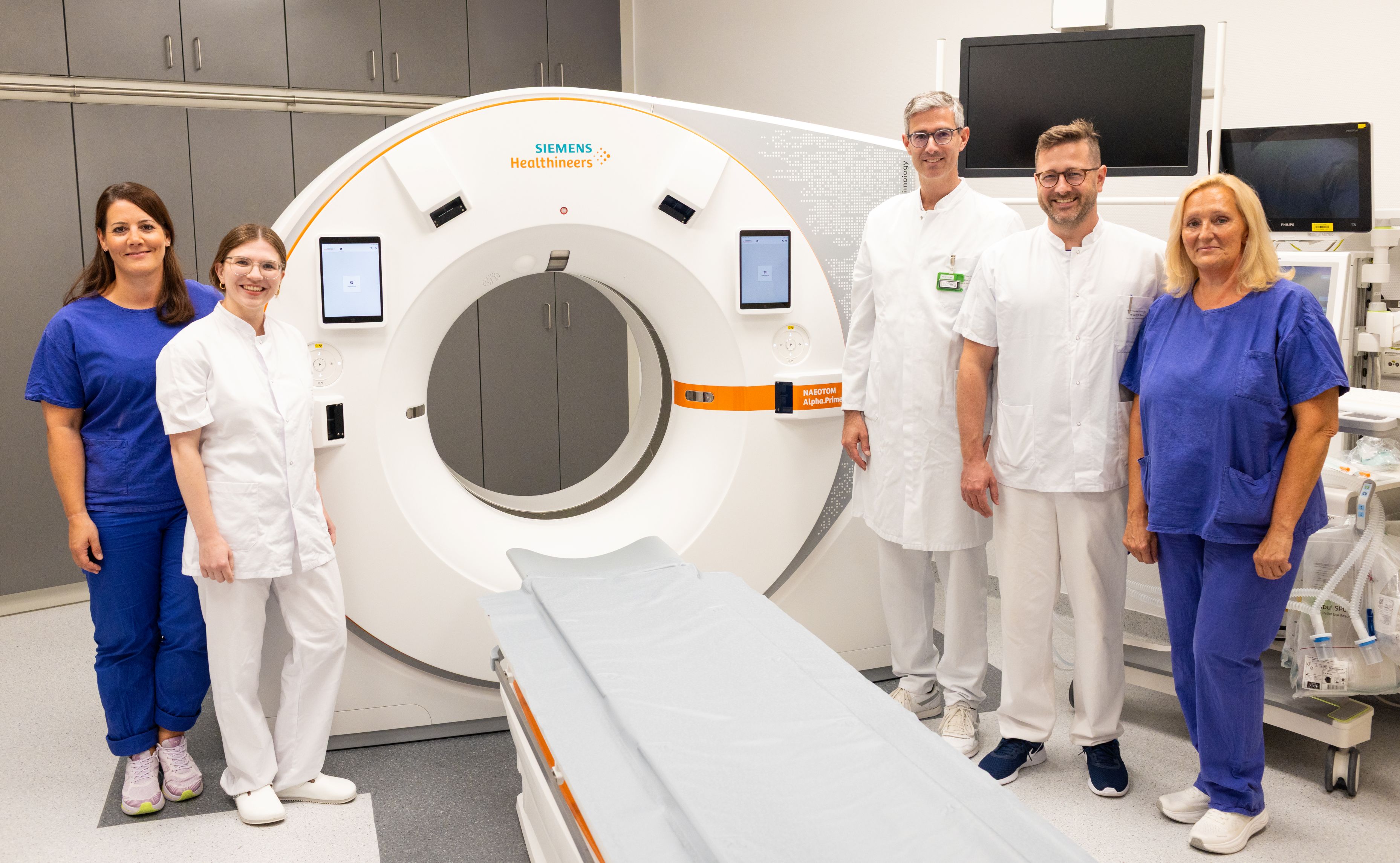 Über die zusätzliche Präzision des neuen Computertomographen am UKW freuen sich: Theresa Riedel, leitende Medizinische Technologin für Radiologie (MTR), Dr. Pauline Pannenbecker, Prof. Dr. Thorsten Bley, PD Dr. Andreas Kunz und Inge Krafft, MRT, Bereichsleitung CT, v.l. Foto: UKW / Henner Huflage.