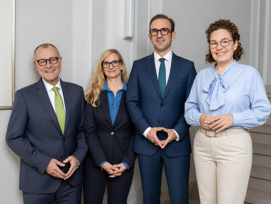 V.l.: Dr. Matthias Keilen (Vorstand Bezirkskliniken Mittelfranken), Dr. Katharina Grobholz, Prof. Dr. med. Imad Maatouk, Stinne Fronius (Vorstand Bezirkskliniken Mittelfranken). Bild: Tashan Heiselbetz | Partners in Crime Studio Inh.