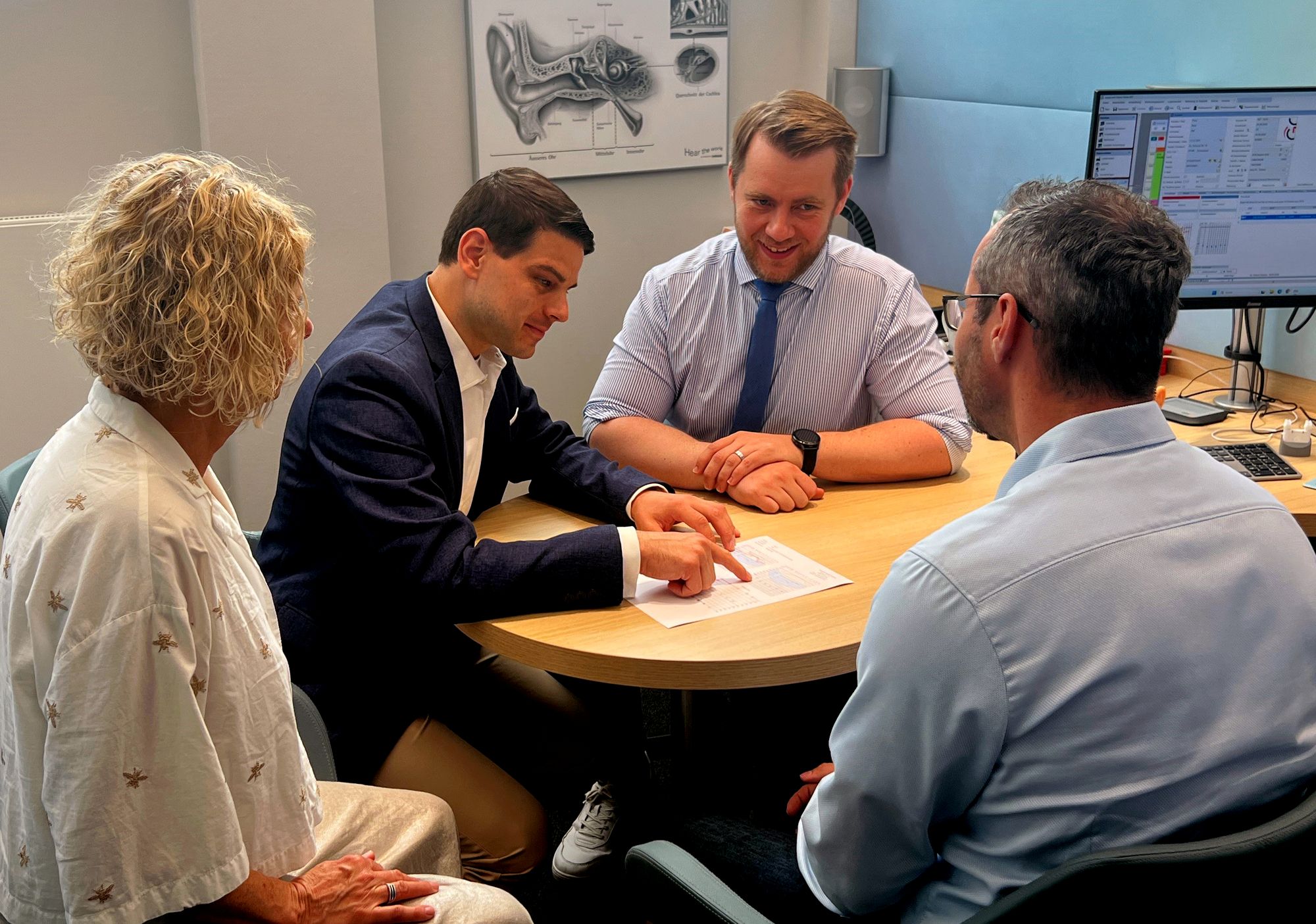 Gemeinsam Orientierung geben (von links): CI-Trägerin Karola Bicking, PD Dr. Johannes Völker und Philipp Trabert sprechen mit einem Interessenten über Chancen, Grenzen und den weiteren diagnostischen Weg einer möglichen CI-Versorgung.  Foto: A. Trabert