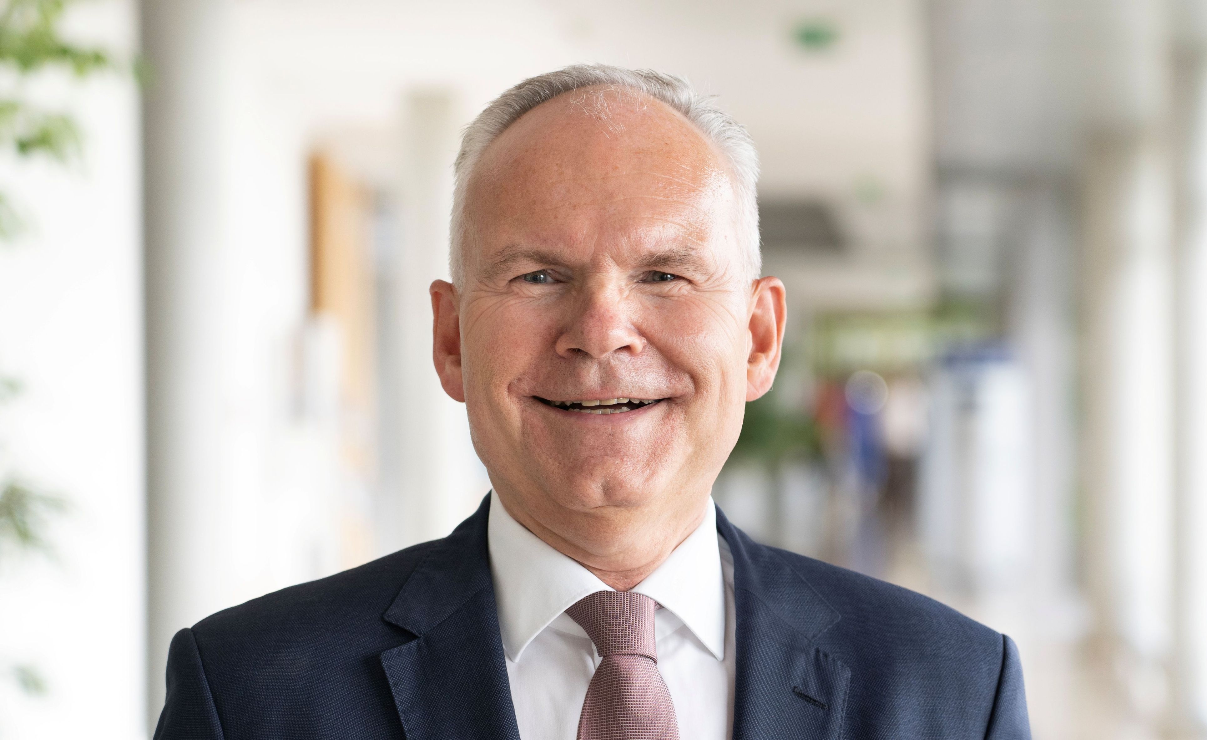 Prof. Dr. Ralf-Ingo Ernestus wurde 2009 Direktor der Neurochirurgischen Klinik und Poliklinik am Universitätsklinikum Würzburg (UKW). Von 2016 bis 2025 war er zudem als Stellvertretender Ärztlicher Direktor Vorstandsmitglied der Uniklinik. Foto: UKW / Anna Wenzl
