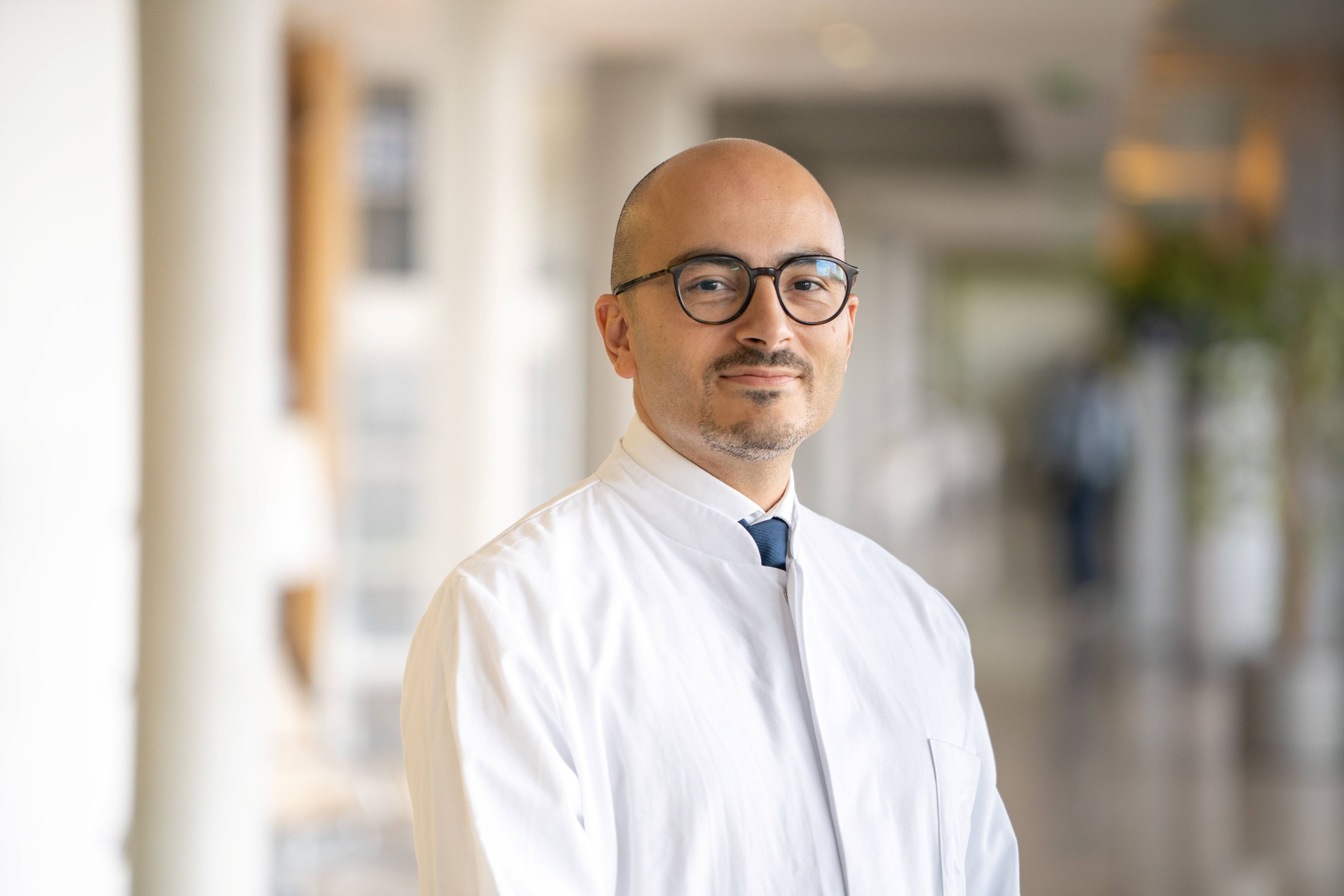 Prof. Dr. Tareq Juratli wird am 1. Oktober neuer Direktor der Klinik und Poliklinik für Neurochirurgie am Universitätsklinikum Würzburg (UKW) und Lehrstuhlinhaber für Neurochirurgie. Foto: UKW / Anna Wenzl
