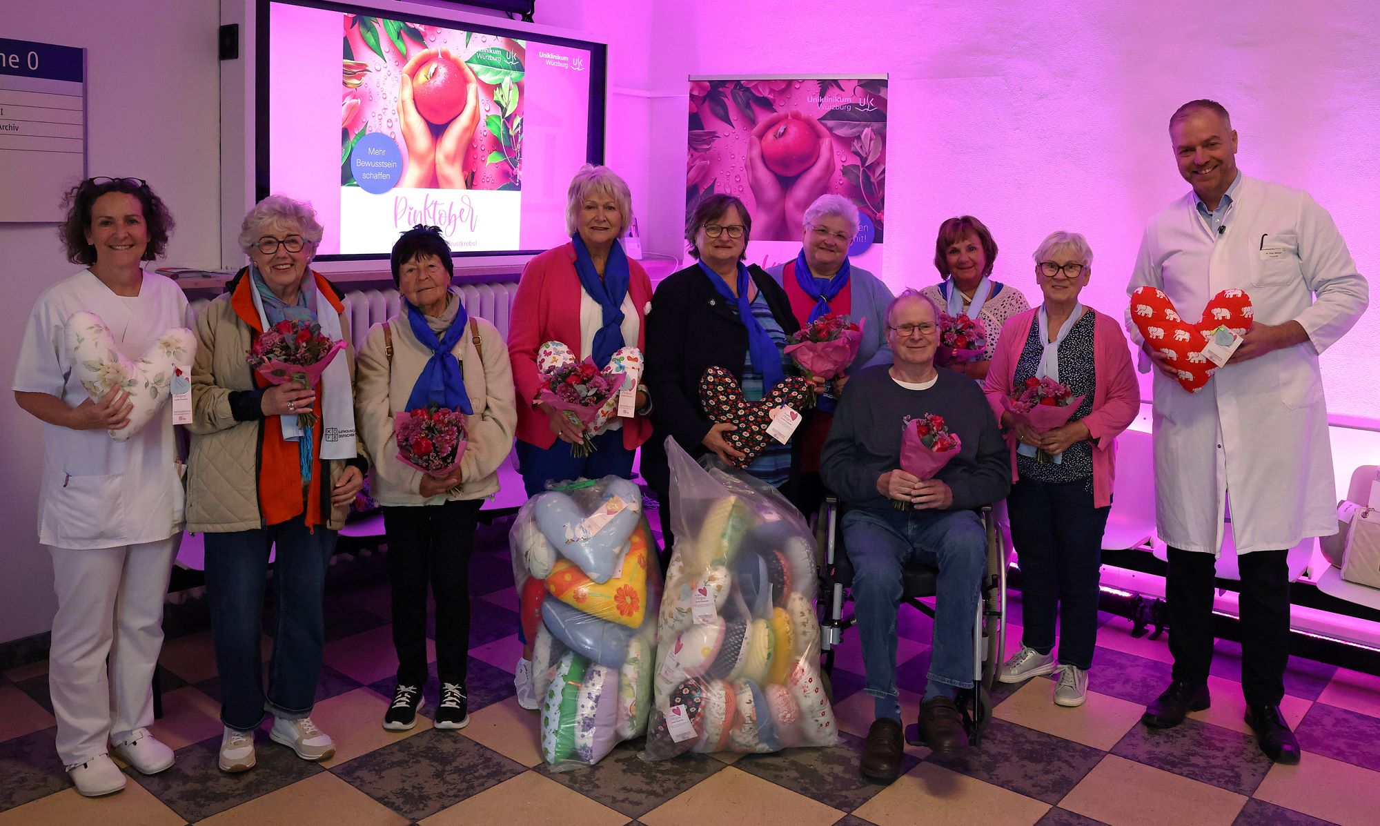 Dettelbacher Nähgruppe und Vertreter Frauenklinik